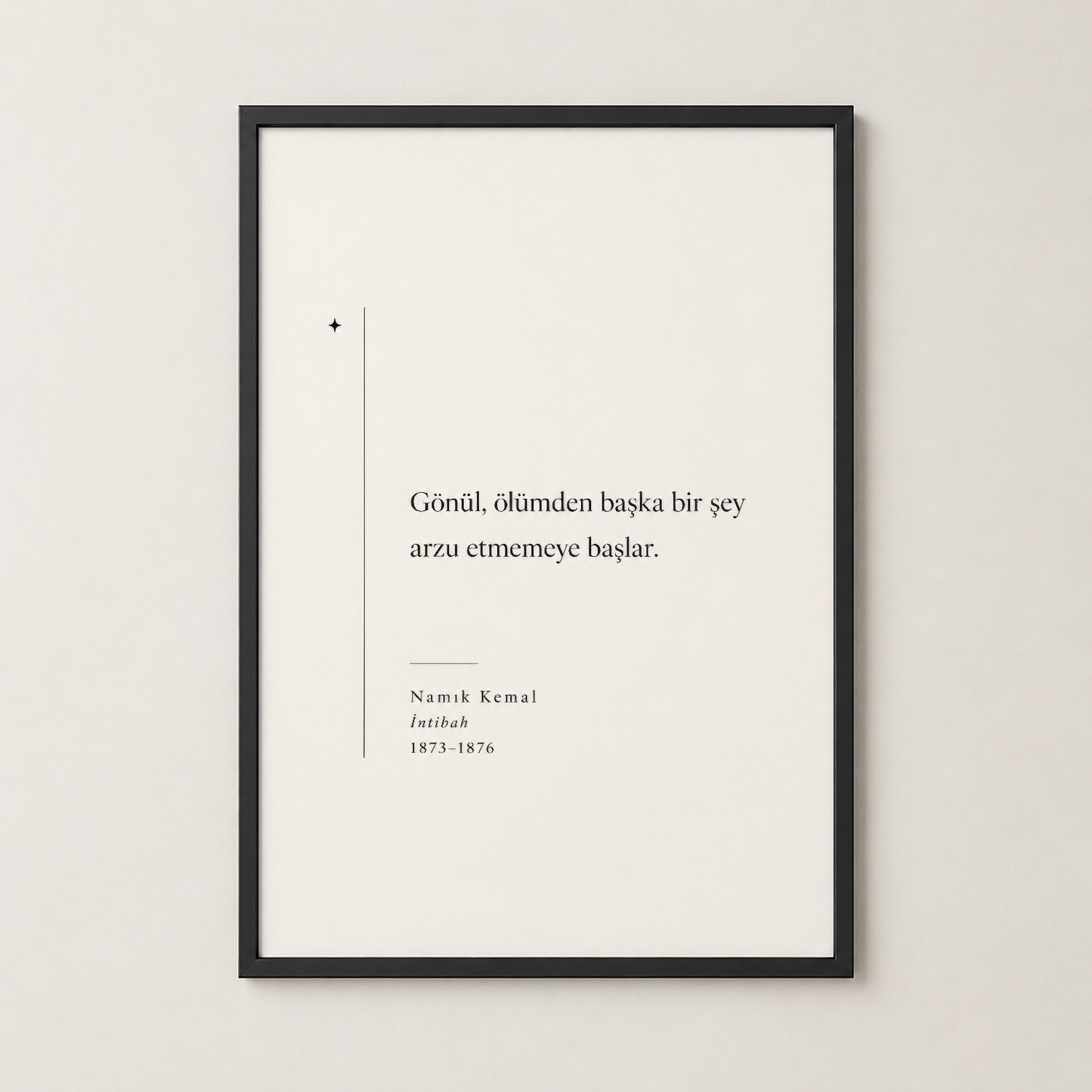 Namık Kemal alıntılı poster, siyah çerçeveli ve salon duvarına asılmış, modern ve şık dekorasyon öğesi.