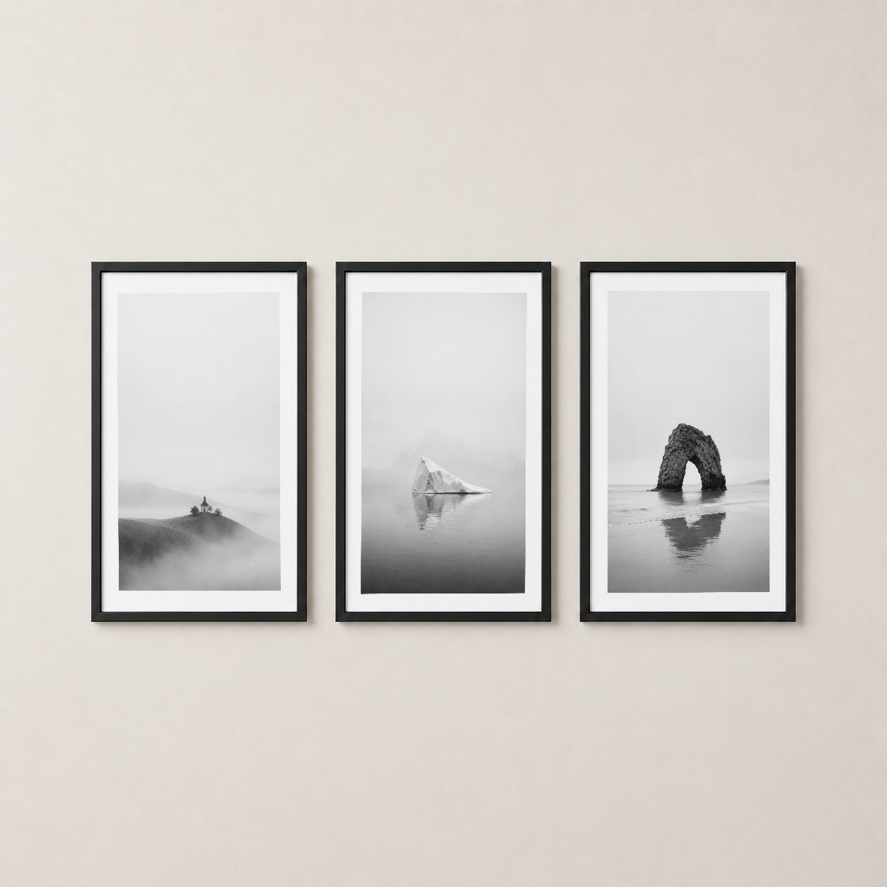 Siyah çerçeveli üç parçalı poster seti, azalmış doğa manzaralarıyla sakin ve meditativ bir ortam yaratan dekorasyon.