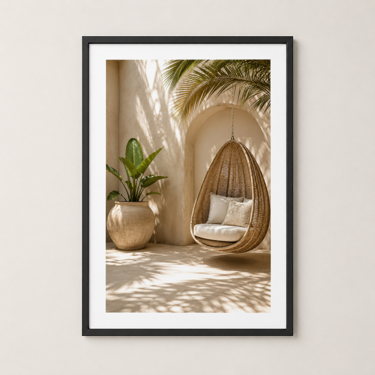 Doğal ışık ve tropikal bitkilerin tüm güzelliğini yakalayan, siyah çerçeveli minimalist tasarım poster.