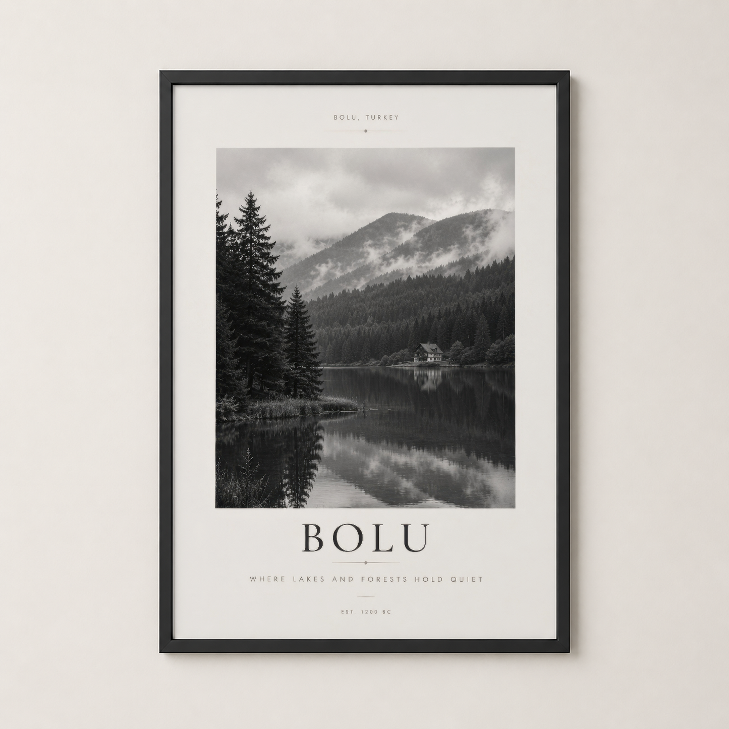 Siyah çerçeveli, Bolu'nun sessiz orman ve göl manzarasını sunan sakin doğa posterinin oda sergileniş hali.