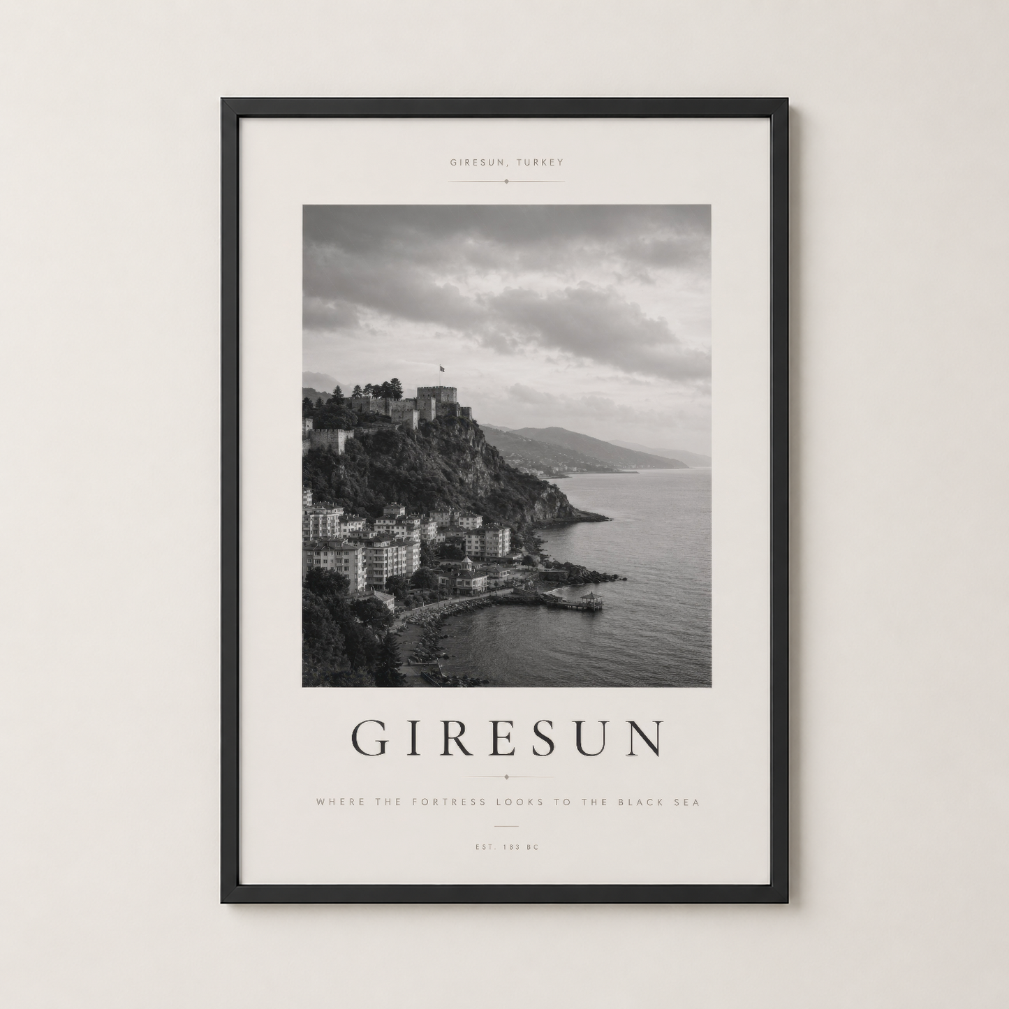 Giresun manzara tablosu siyah çerçeveli, oturma odası duvar dekorasyonu, modern stili.
