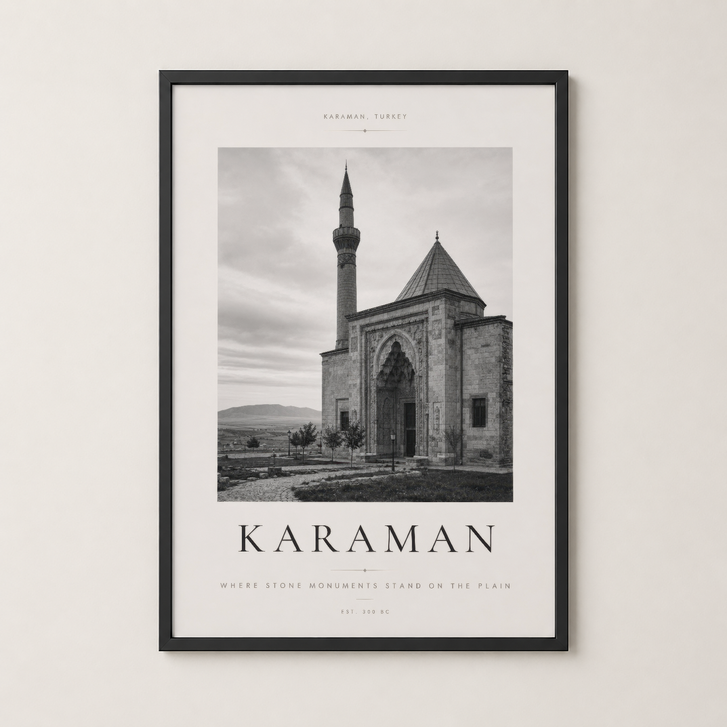 Karaman tablosu siyah çerçevede, modern iç mekanında sakin ve zarif bir atmosfer yaratıyor.