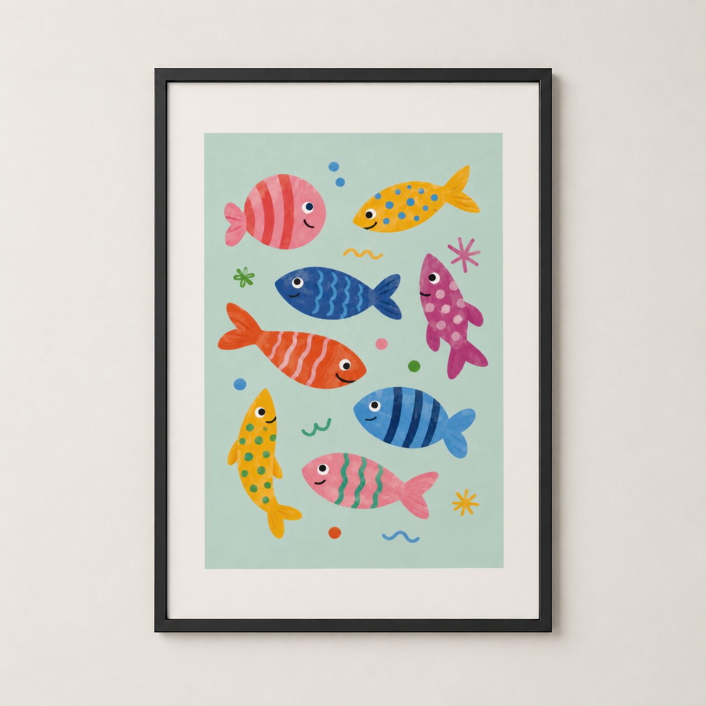 Şık siyah çerçevede, canlı balık deseni ve deniz motifleriyle bezenmiş çocuk odası posteri.