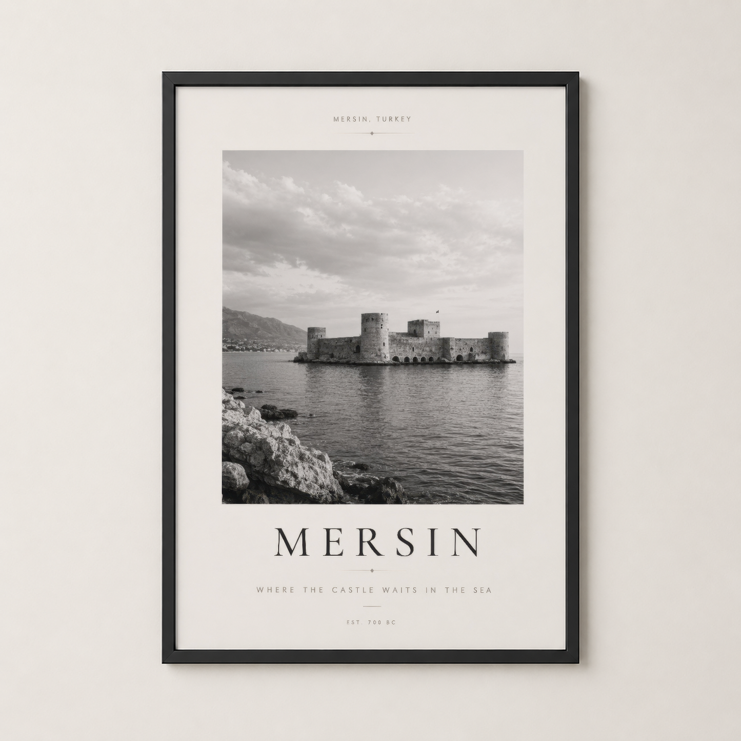 Mersin Kalesi tablosu siyah metal çerçevede, modern iç tasarım için şık Türkiye sanat baskısı.