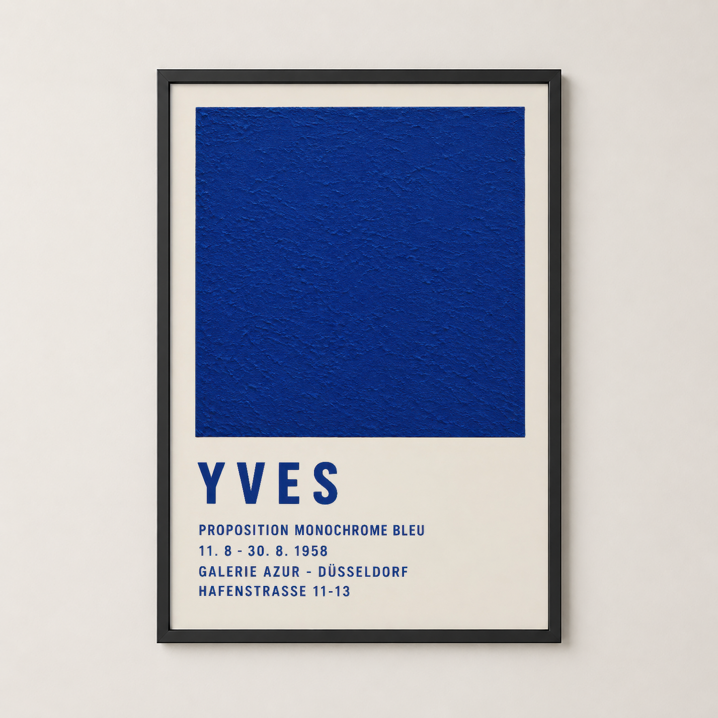 Siyah çerçeveli Yves Klein posteri, modern oturma alanında duvarı dominan şekilde süsleyen sanat eseri.