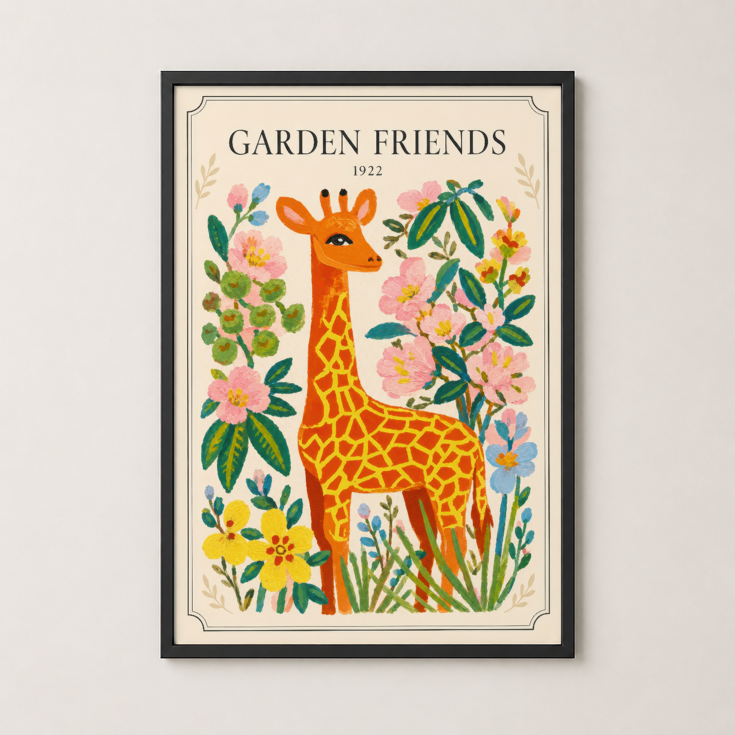 Garden Friends tablosu siyah çerçevede, turuncu zirafa figürü ve canlı çiçek motiflerinin yer aldığı sanat eseri.