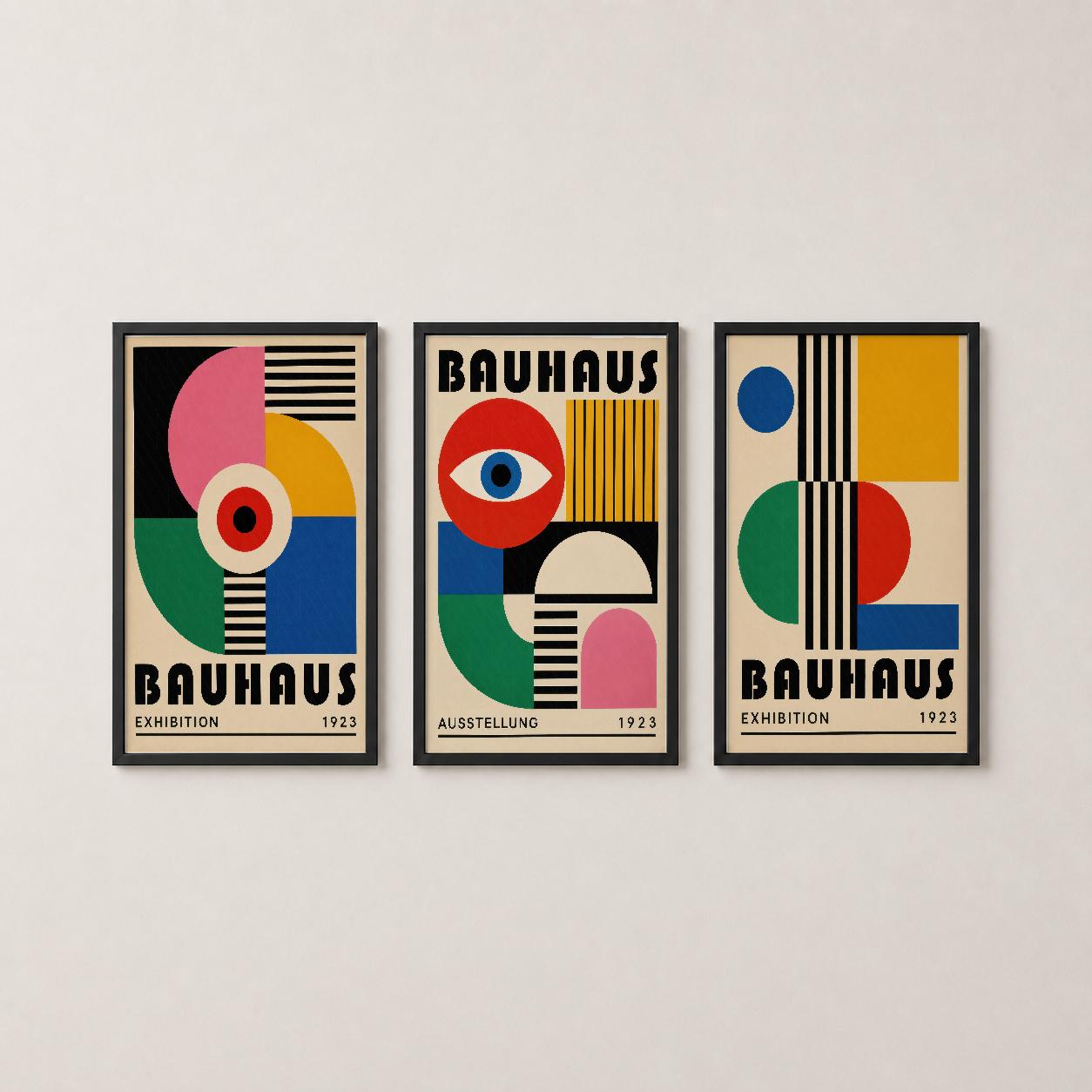 Siyah çerçeveli Bauhaus triptik, canlı renkler ve simetrik tasarımla odanın merkez noktası olacak şekilde düzenlenmiş.