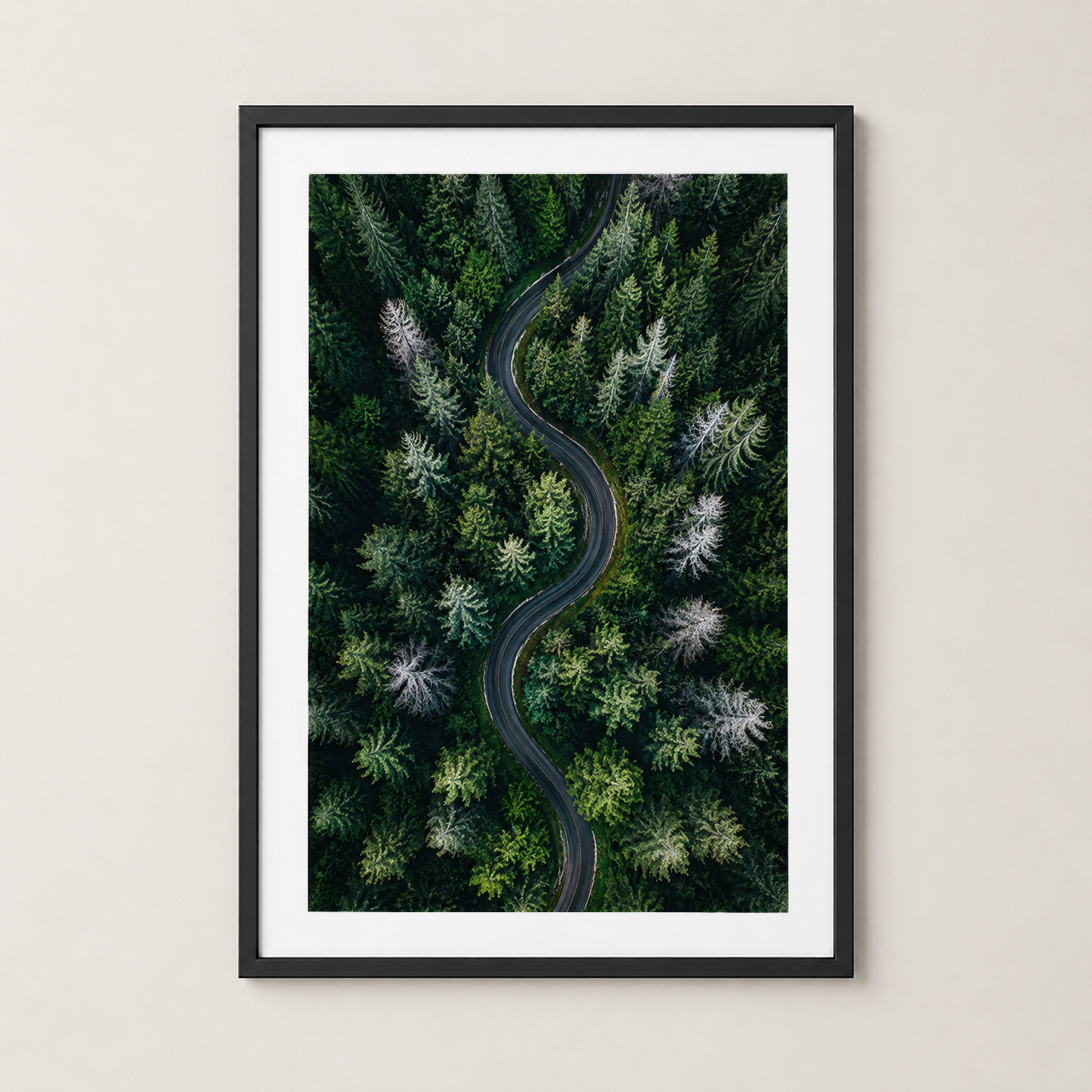 Siyah çerçeveli duvar tablosu, orman yolunun aerial fotoğrafını gösteren doğa sahnesi, minimalist ve çağdaş dekor.