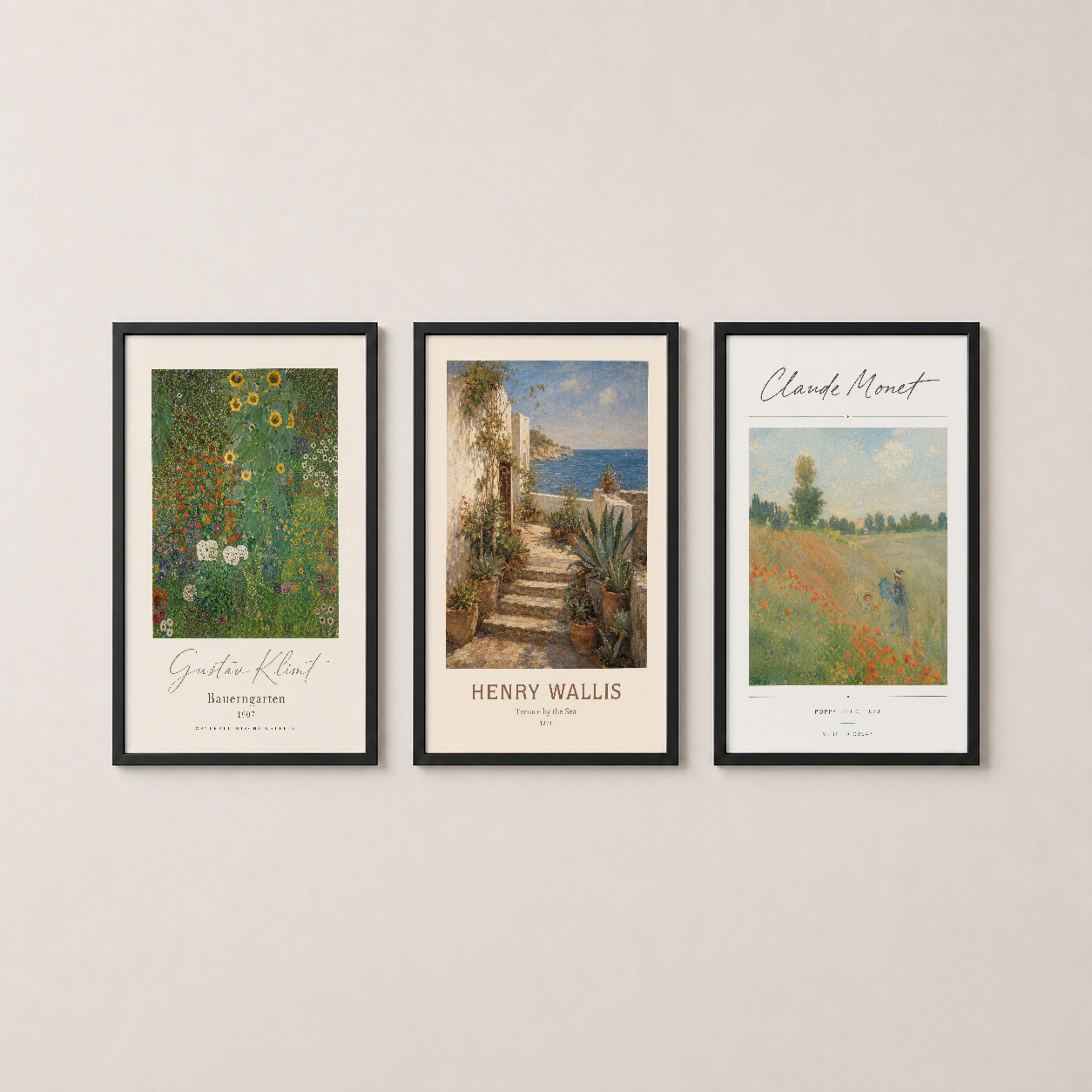 Siyah çerçeveli klasik sanat koleksiyonu; Klimt, Wallis ve Monet eserleri modern iç mekanı tamamlayan trio.