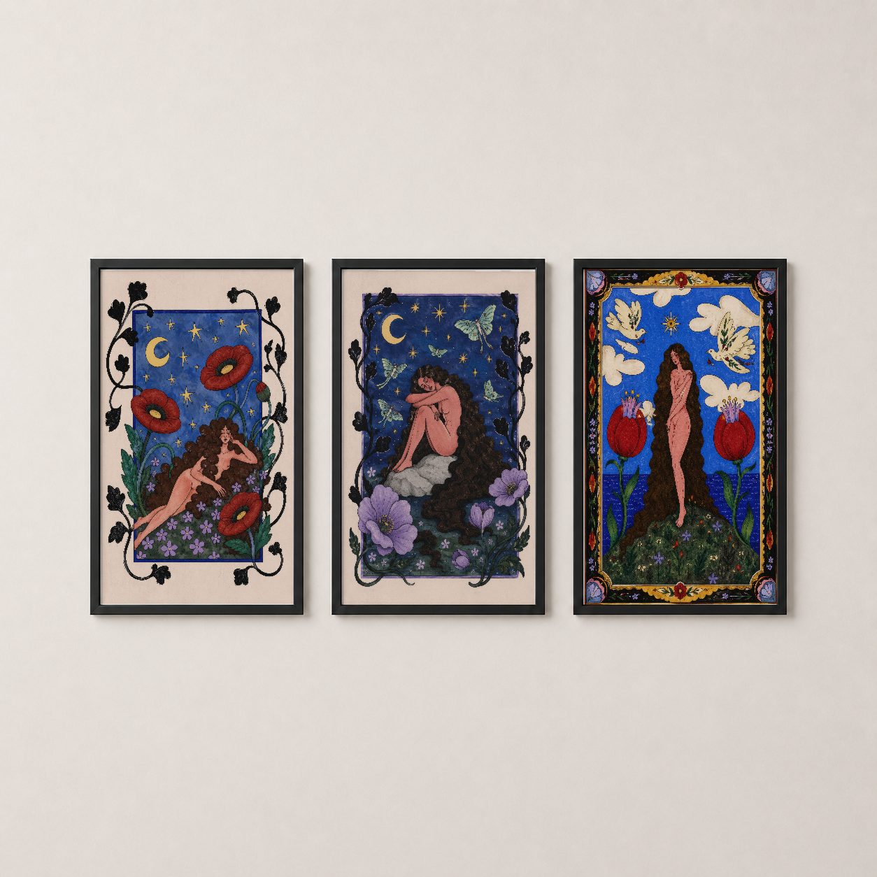 Üç parçalı sanat tablosu siyah çerçevelerle, mitoloji-ilham desen ve canlı renkleriyle modern duvar dekorasyonu.