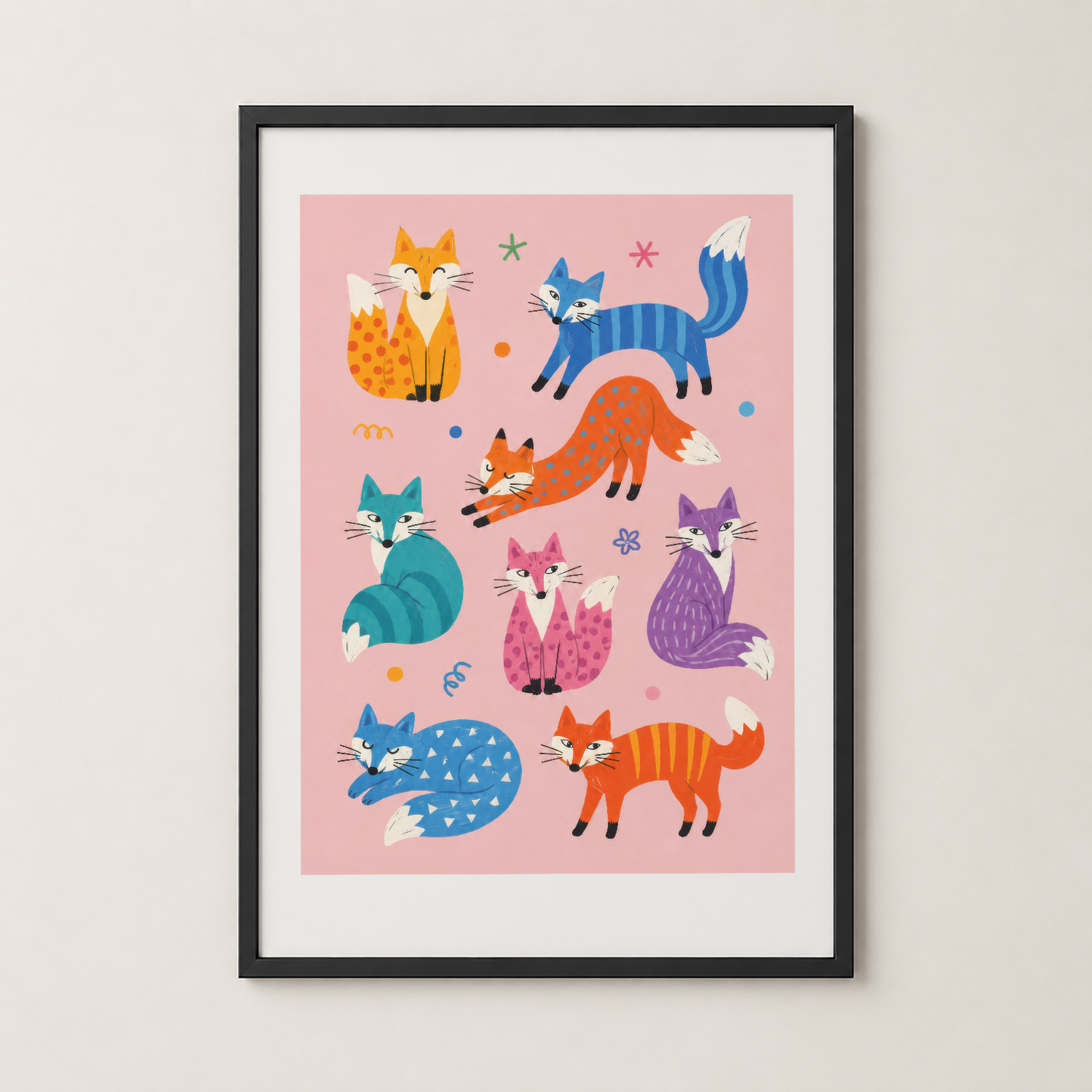 Eğlenceli kedi karakterleriyle dolu poster, siyah çerçeve içinde modern çocuk odası dekorasyonu.
