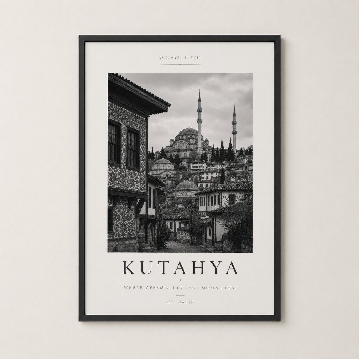 Kütahya poster siyah çerçeveli çelik dekorasyonda, tarihi osmanlı mimarisinin zarif siyah-beyaz temsili.