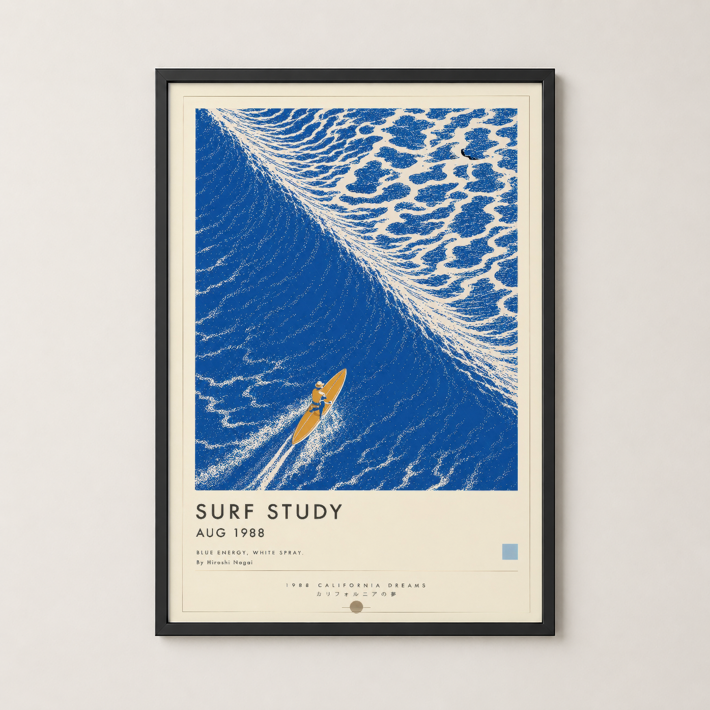Surf Study posteri siyah çerçevede, mavi okyanus dalgalarının üzerinde sarı sörf tahtasının yer aldığı sanat eseri.