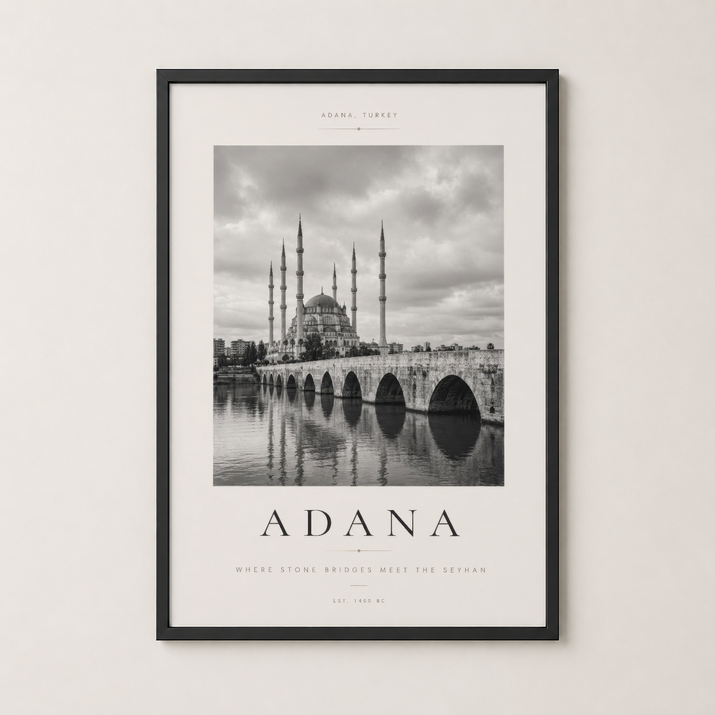 Modern siyah çerçevede, Adana'nın tarihi mimarisini ve su yansımalarını sunan atmosferik duvar sanat eseri.
