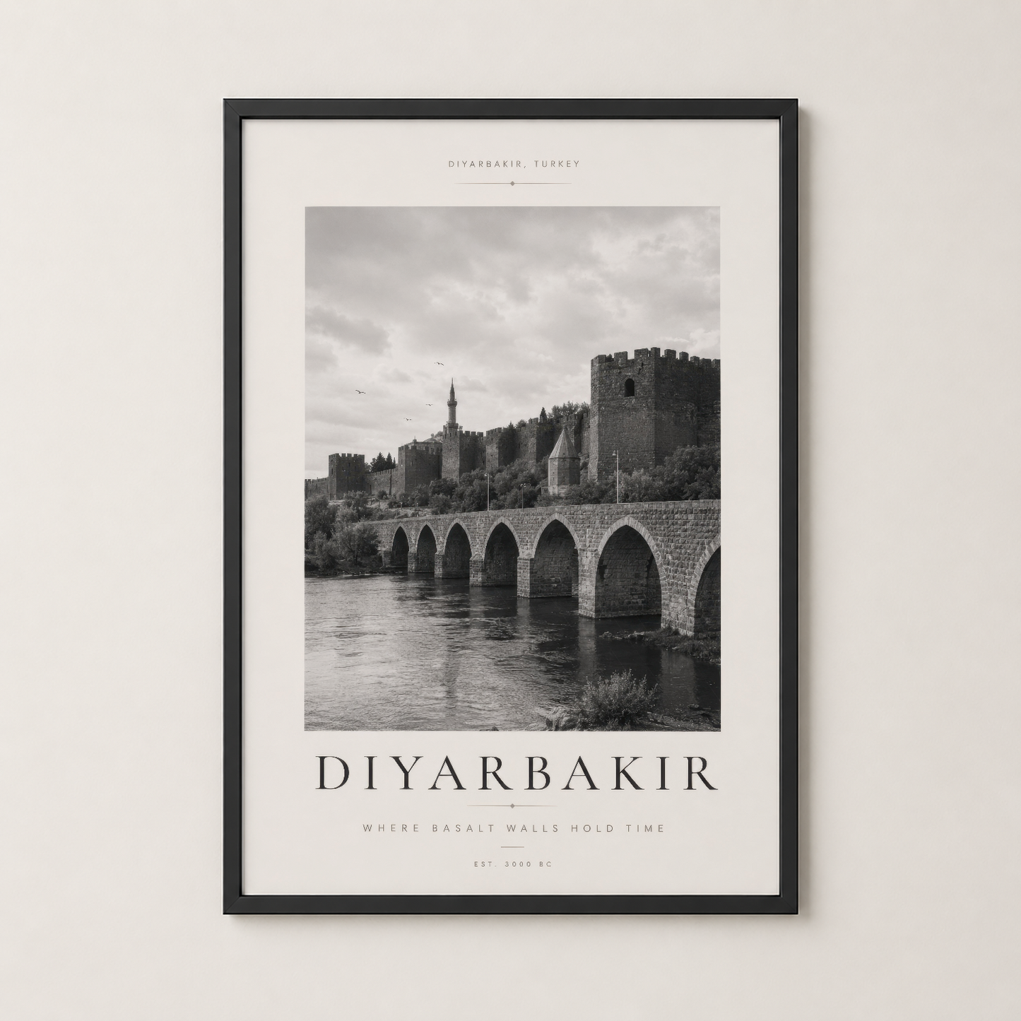 Dicle Köprüsü ve ortaçağ kalesiyle Diyarbakır manzarası, siyah çerçevede zarif bir duvar tablosu.