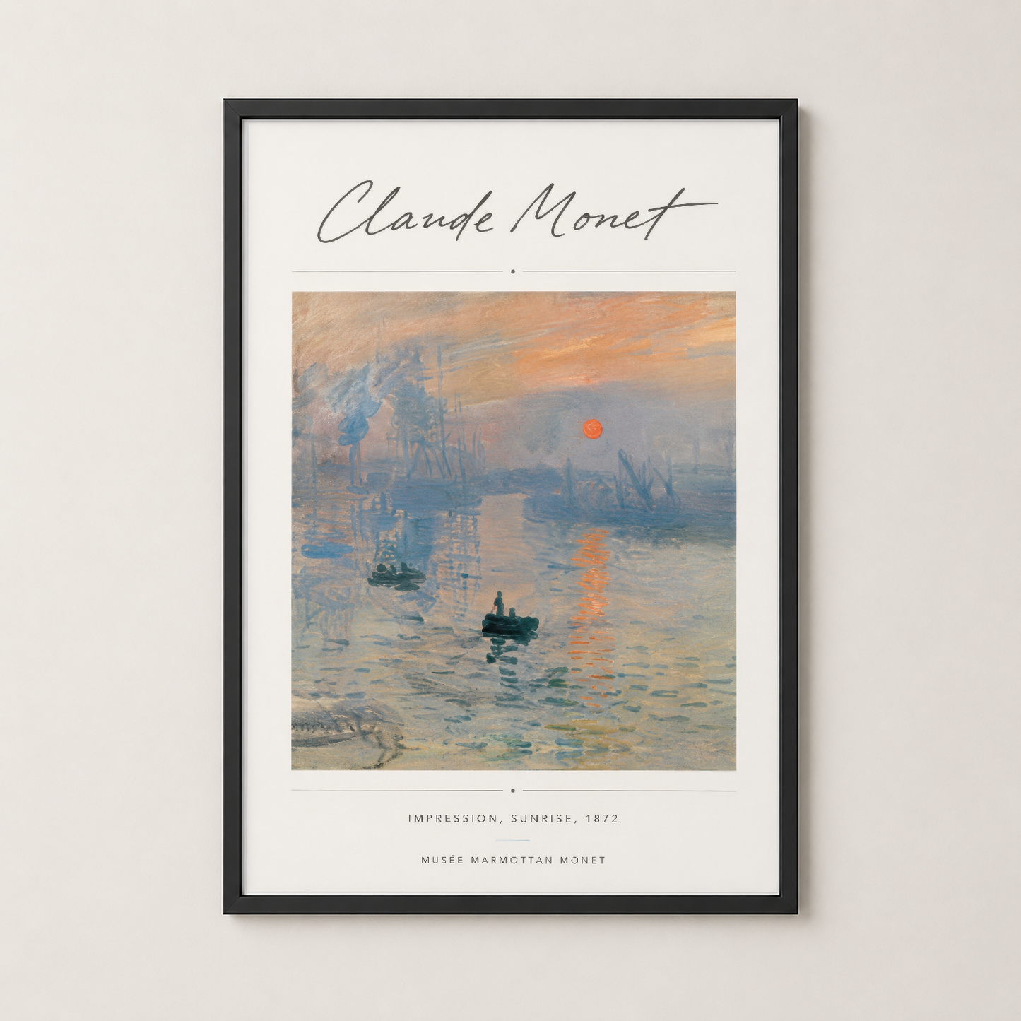 Monet İzlenimizm posterinin siyah çerçeveli versiyonu, oturma alanında sanat koleksiyonunun merkezinde.
