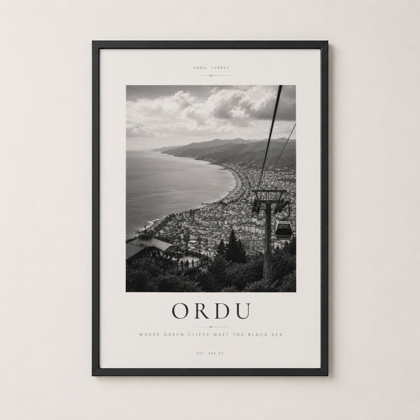 Ordu posteri siyah çerçevede, yeşil kayalıklar ve deniz manzarası temasıyla iç mekana sofistike dokunuş katıyor.