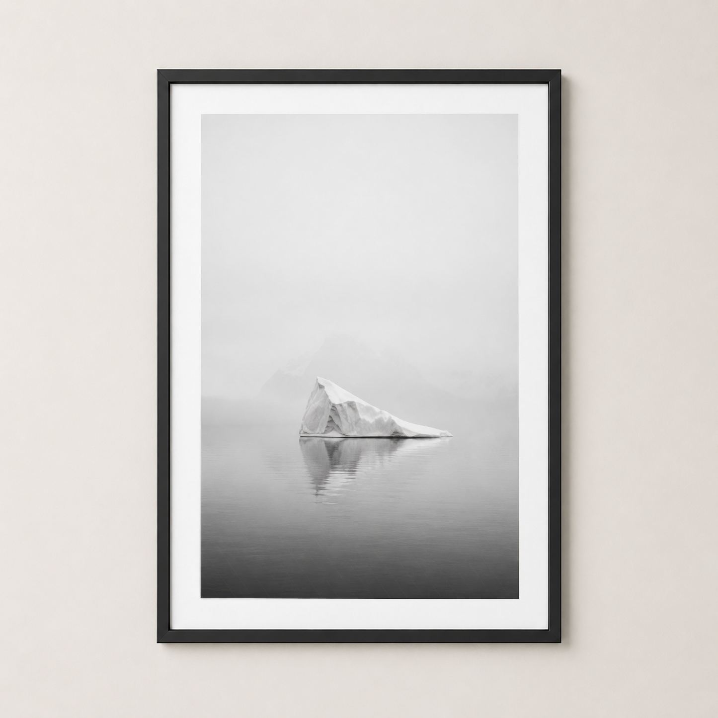 Siyah çerçeveli poster, derin gri tonlarında tasarlanmış, yalnız buzdağının meditatifc portresi.
