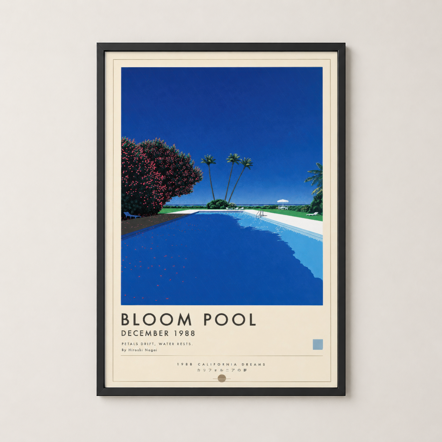 Bloom Pool tablosu siyah çerçevede, tropikal tasarım ve canlı mavi tonlarıyla modern dekorasyon.