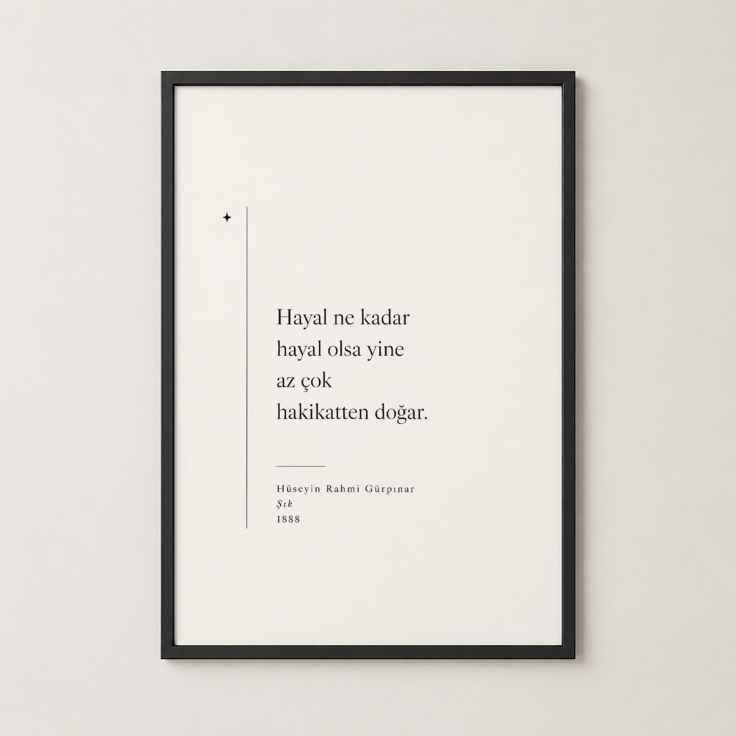 Siyah çerçeveli poster, klasik Türk edebiyatı alıntısıyla modern iç mekanları tamamlayan seçim.