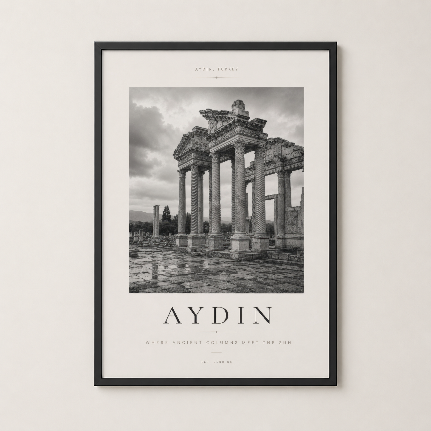 Aydın antik sütunları siyah çerçeveli poster, şık ve modern oda dekorasyonu için ideal.