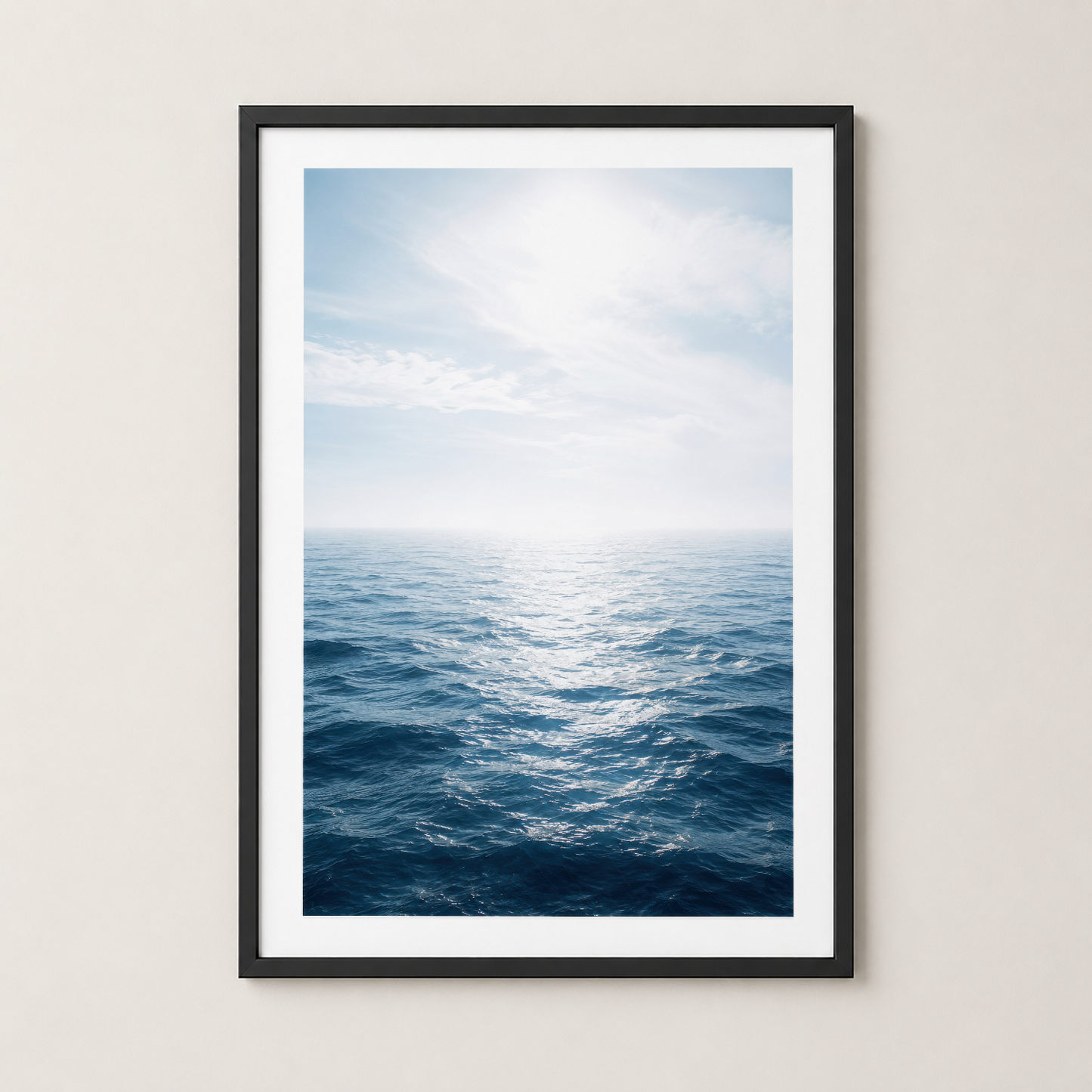 Siyah çerçeveli deniz sahnesi, ışıl ışıl dalgalar ve gökyüzü detaylarıyla minimalist bir poster.