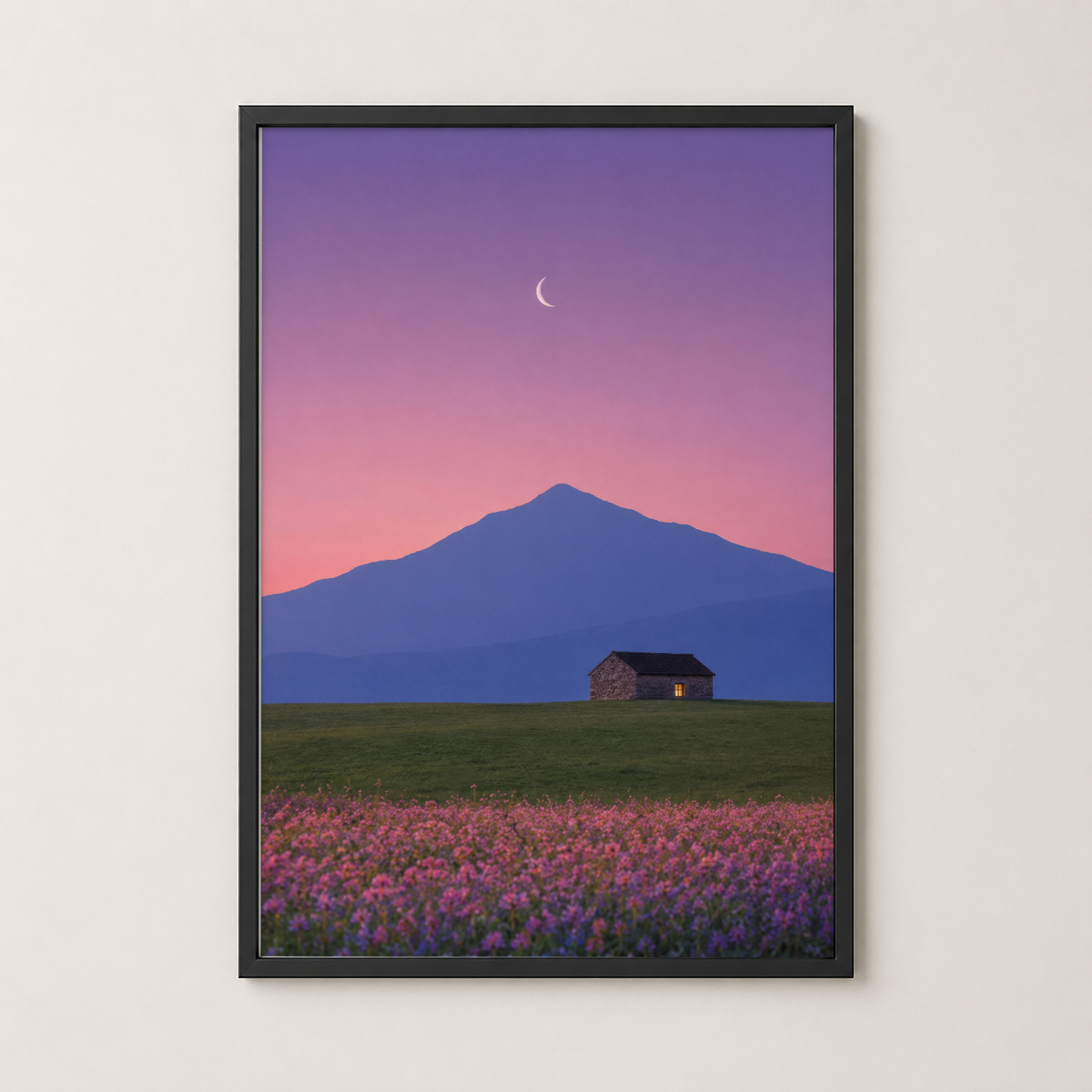Siyah çerçeveli, gün batımı dağ ve çiçek tarlası manzarası modern sanat posteri.