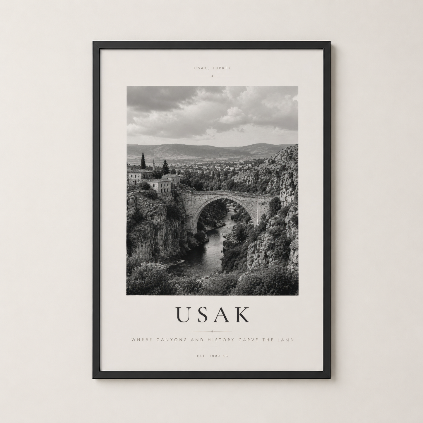 Usak Türkiye posteri siyah çerçevede, tarihi köprü manzarası, modern dekorasyon için ideal.