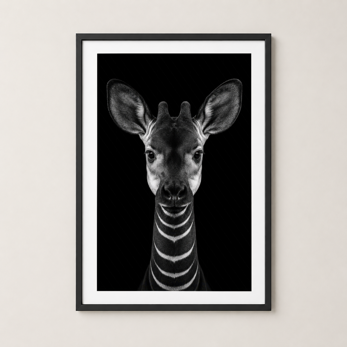 Zebra başı posteri siyah çerçevede, minimalist sanat stilinde odaya zarif açı katan dekoratif tablo.