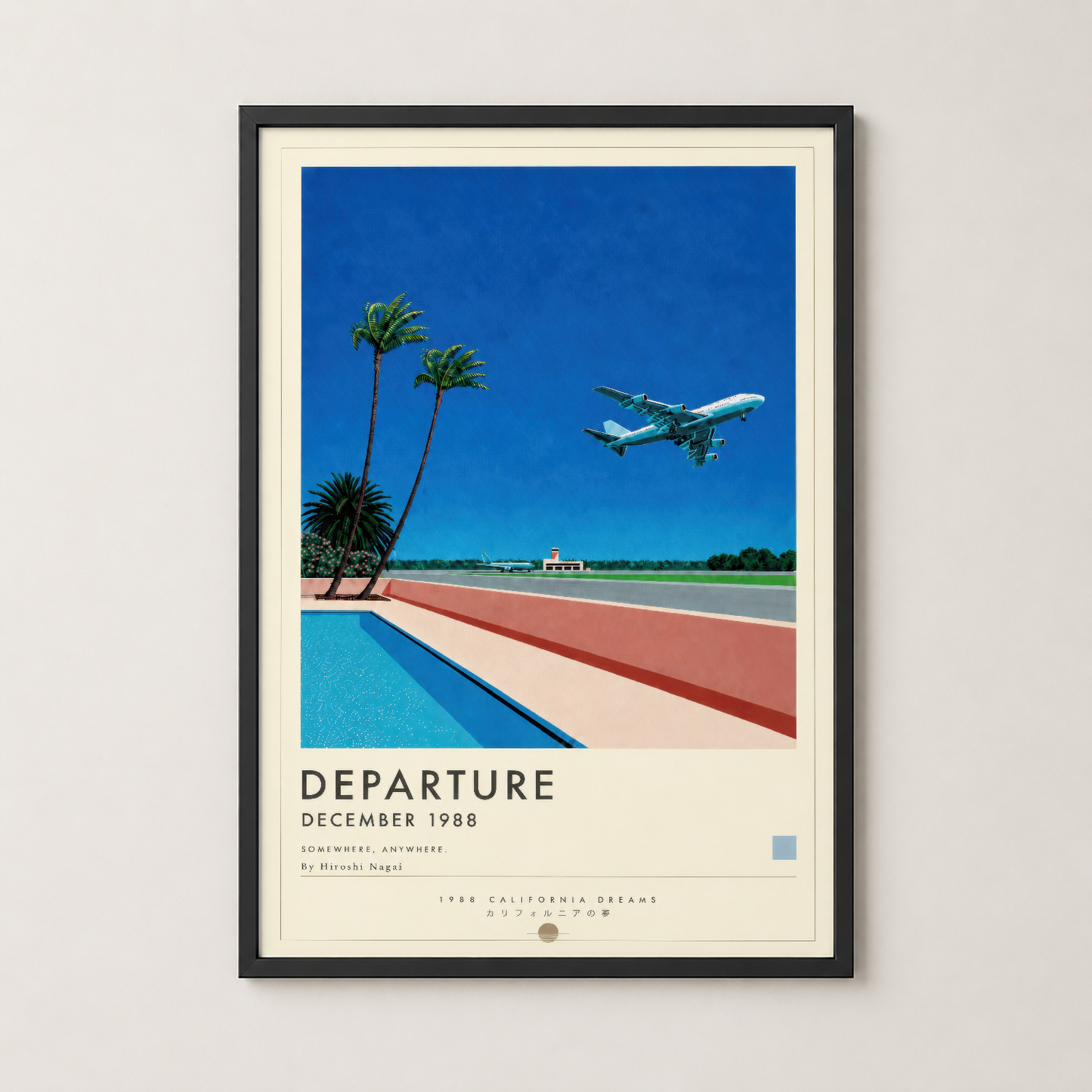 Siyah çerçeveli Departure tablosu, minimalist oturma alanında duvar sanatı olarak sergilenen vintage stil poster.