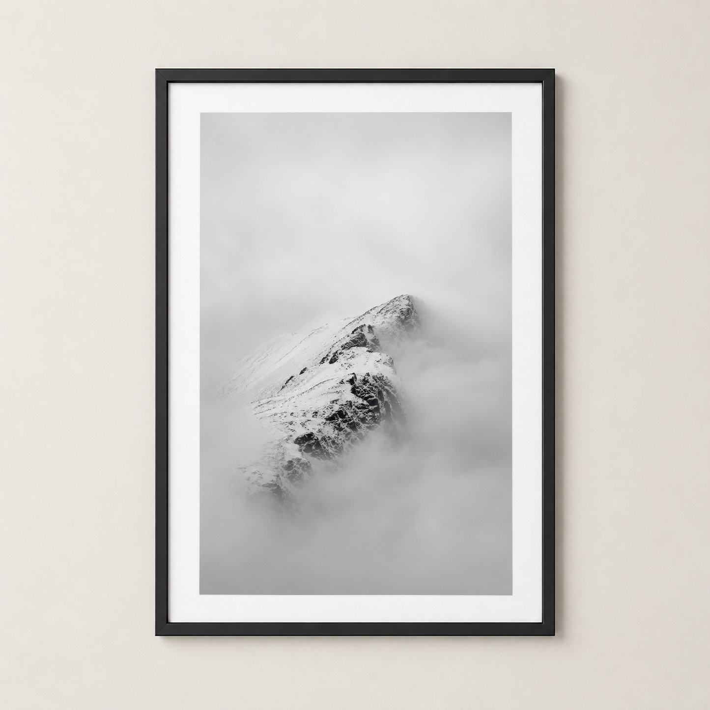Karlı dağ manzarası, siyah çerçeveli duvar tablosu, minimalist tasarım sanat eseri.