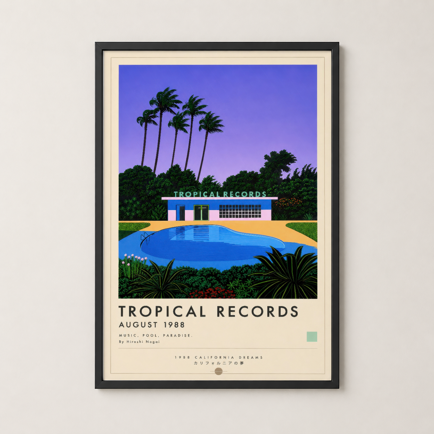 Siyah çerçeveli Tropical Records duvar tablosu, mor gökyüzü ve mavi yüzme havuzlu vintage stilinde dekoratif baskı.