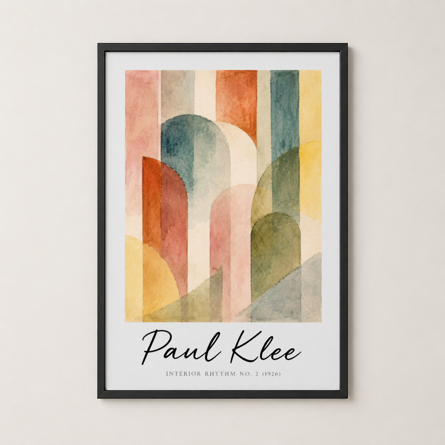 Siyah çerçeveli Paul Klee tablosu, pastel tonlarda yapılı geometrik şekilleri ve sakin renk paleti ile modern iç mekanı