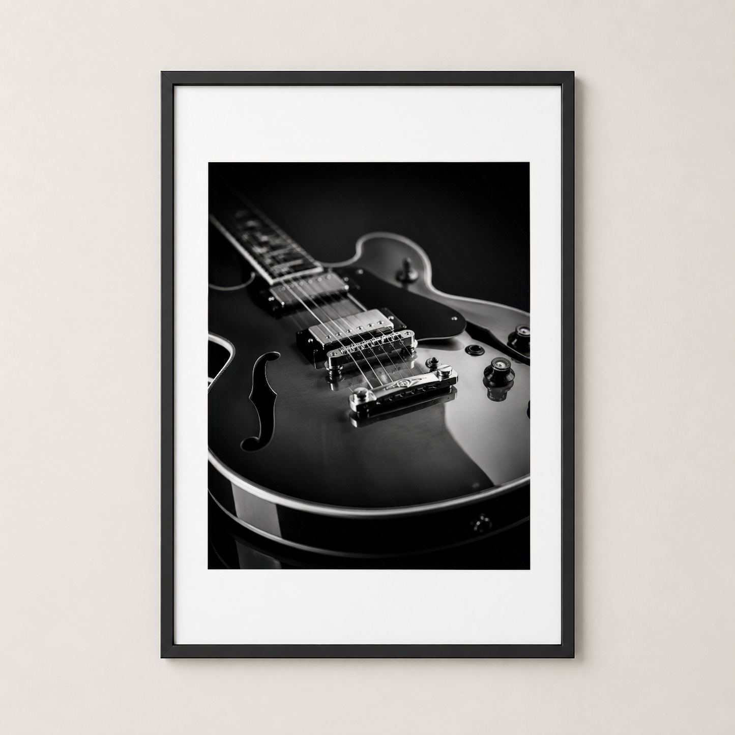 Siyah çerçeveli gitar sanat tablosu, kontrast siyah beyaz fotoğraf ve minimalist duvar dekorasyonu.