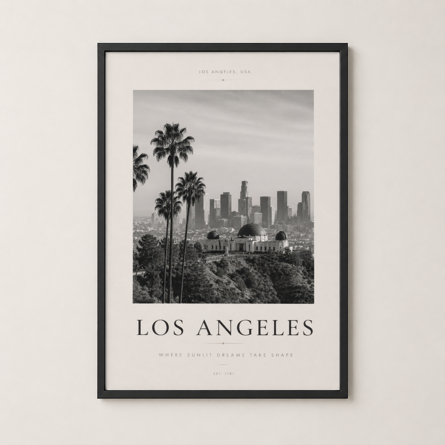 Los Angeles sahnesi siyah çerçevede, palmiye ağaçları ve Griffith Gözlemevi ile retro stil