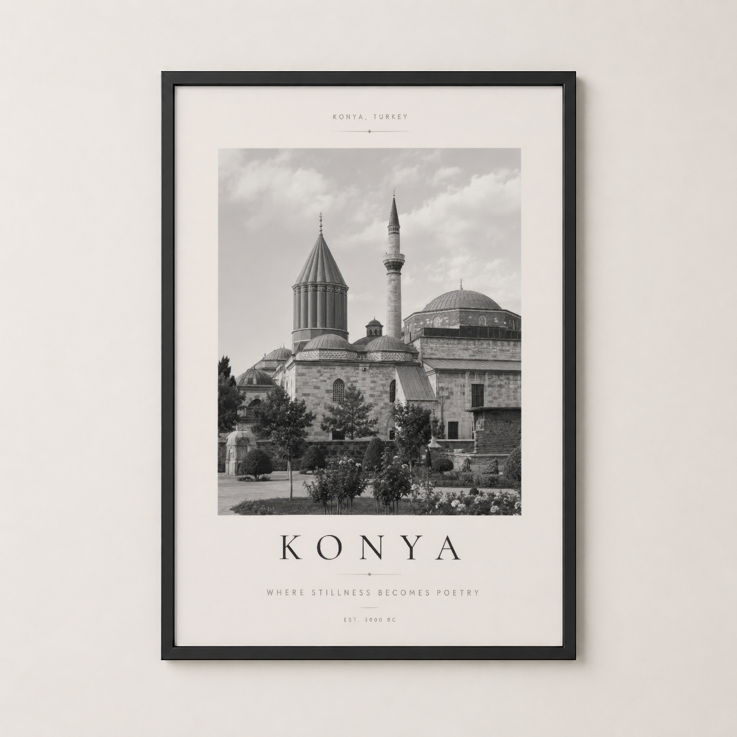 Konya Selimiye Camii posteri siyah çerçevede, minimalist iç mekanında duvar sanatı olarak sergileniyor.
