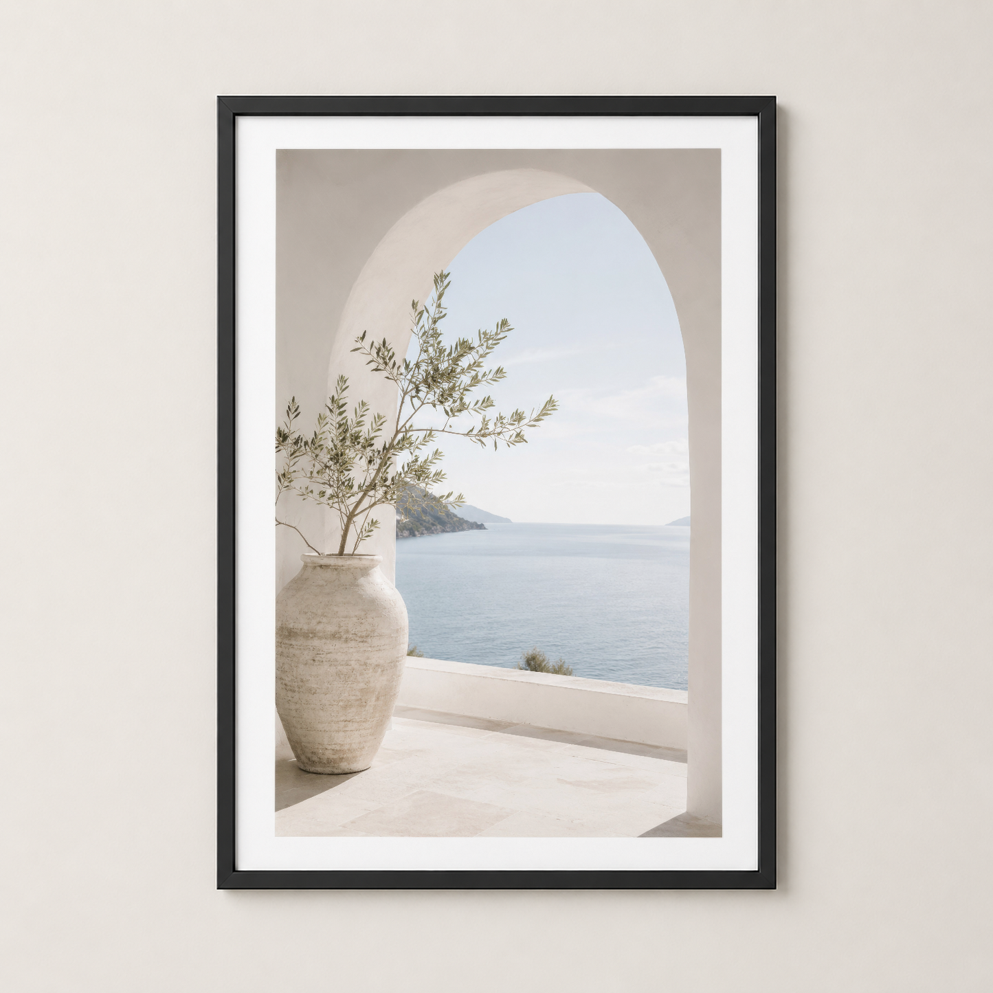 Siyah çerçevede, deniz manzarası ve bitkili vazıyı gösteren minimalist Akdeniz konsepti duvar tablosu.