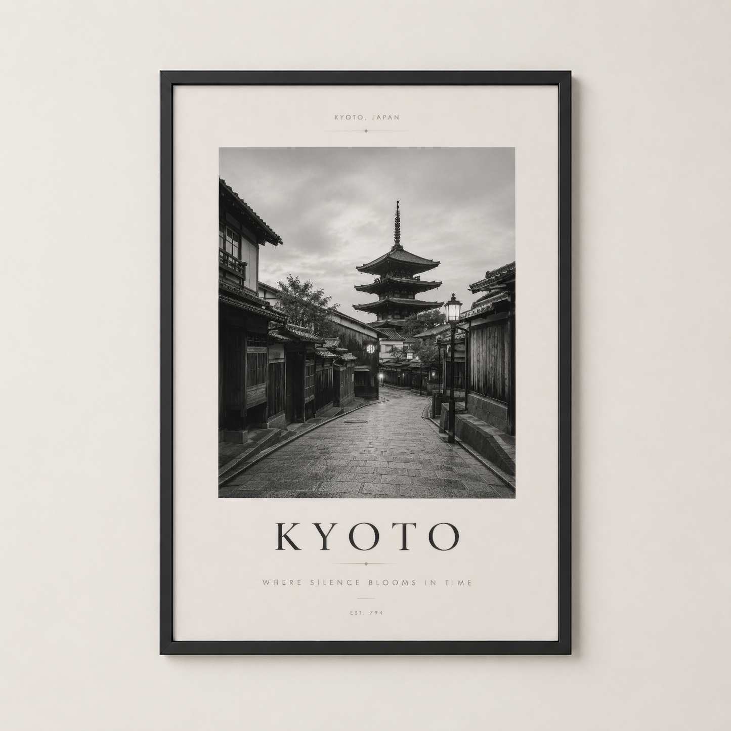 Kyoto tablosu siyah çerçevede, sessiz güzelliği vurgulayan şık duvar dekorasyonu