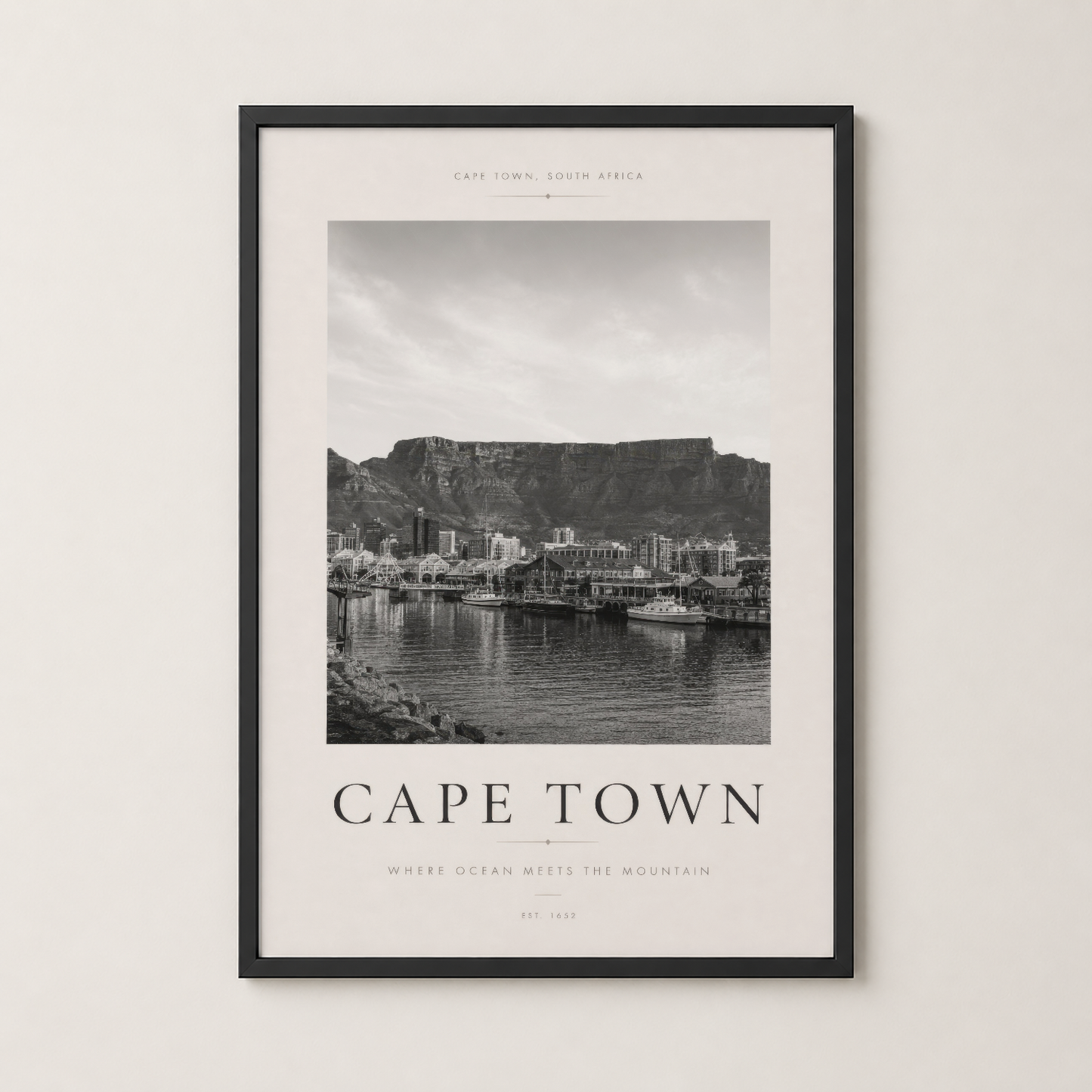 Cape Town posteri, siyah çerçevede, okyanus ve dağın buluştuğu sahne ile modern dekorasyon.