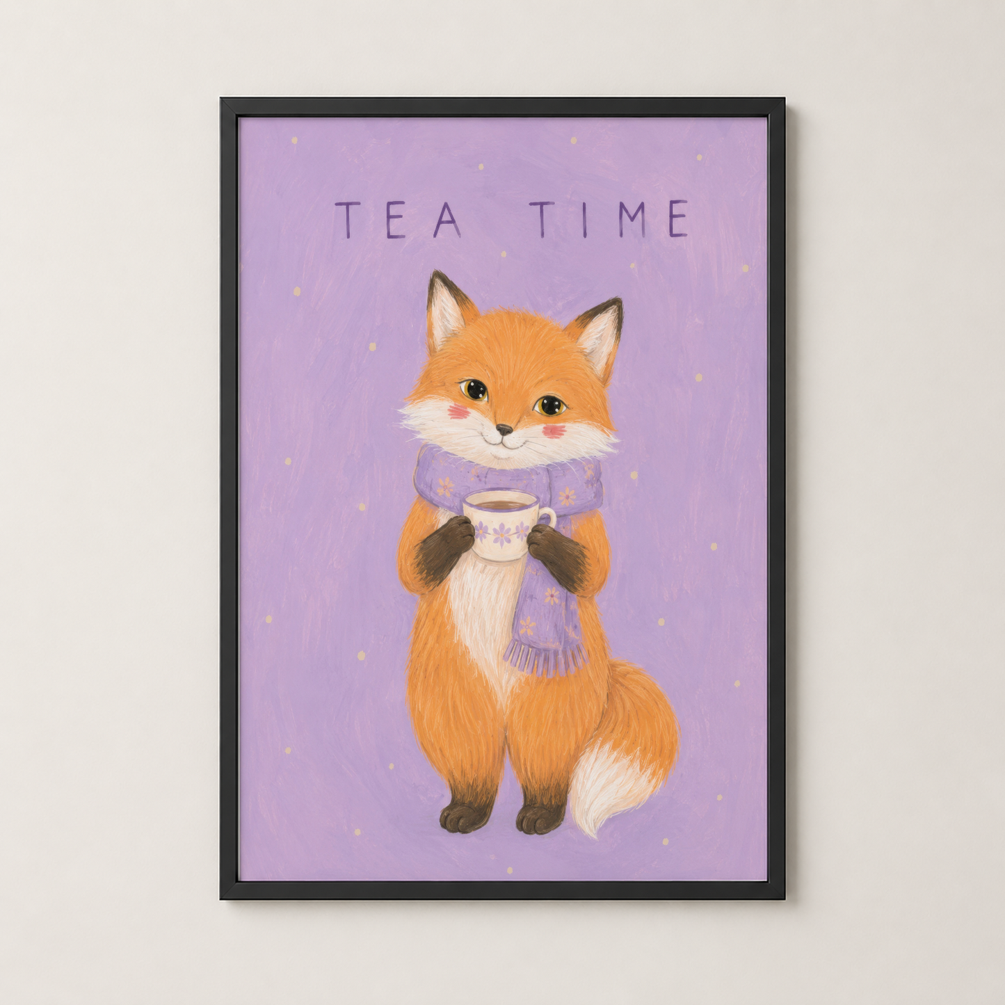 Siyah çerçevede, çay içen tilki motifli poster, modern odanın duvarını tamamlayan şık sanat eseri.