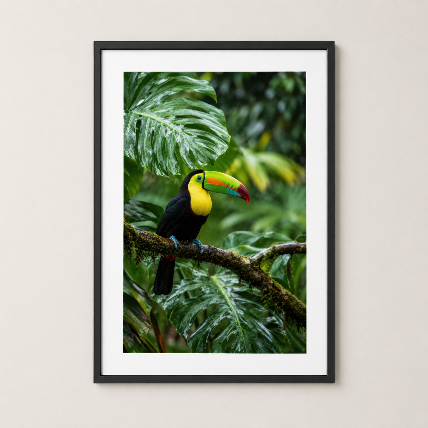 Siyah çerçeveli duvar tablosu, toucan kuşunun tropikal orman ortamında detaylı fotoğrafik portresi.