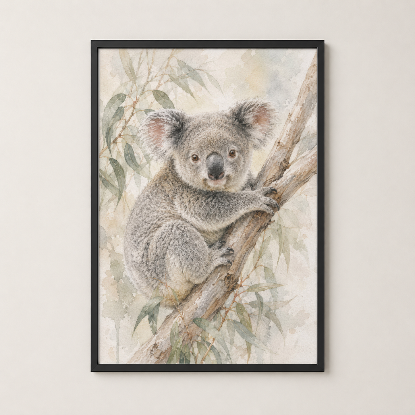 Doğal tavırla dal saran koala, siyah çerçeveli modern duvar tablosu olarak sergilenen.