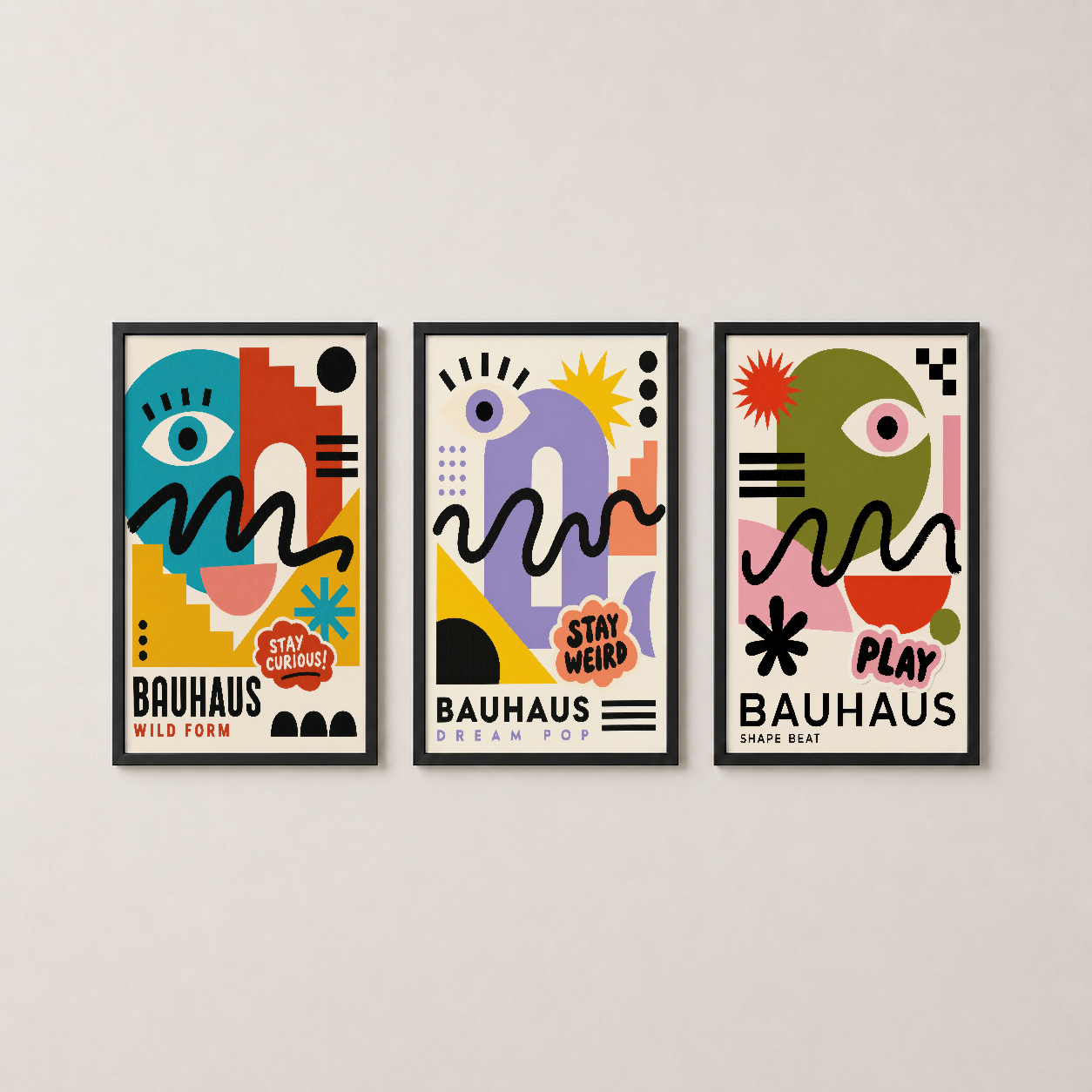 Bauhaus tasarımlı üç parçalı tablo seti, siyah çerçeveli, modern oturma odasında duvar dekorasyonu.