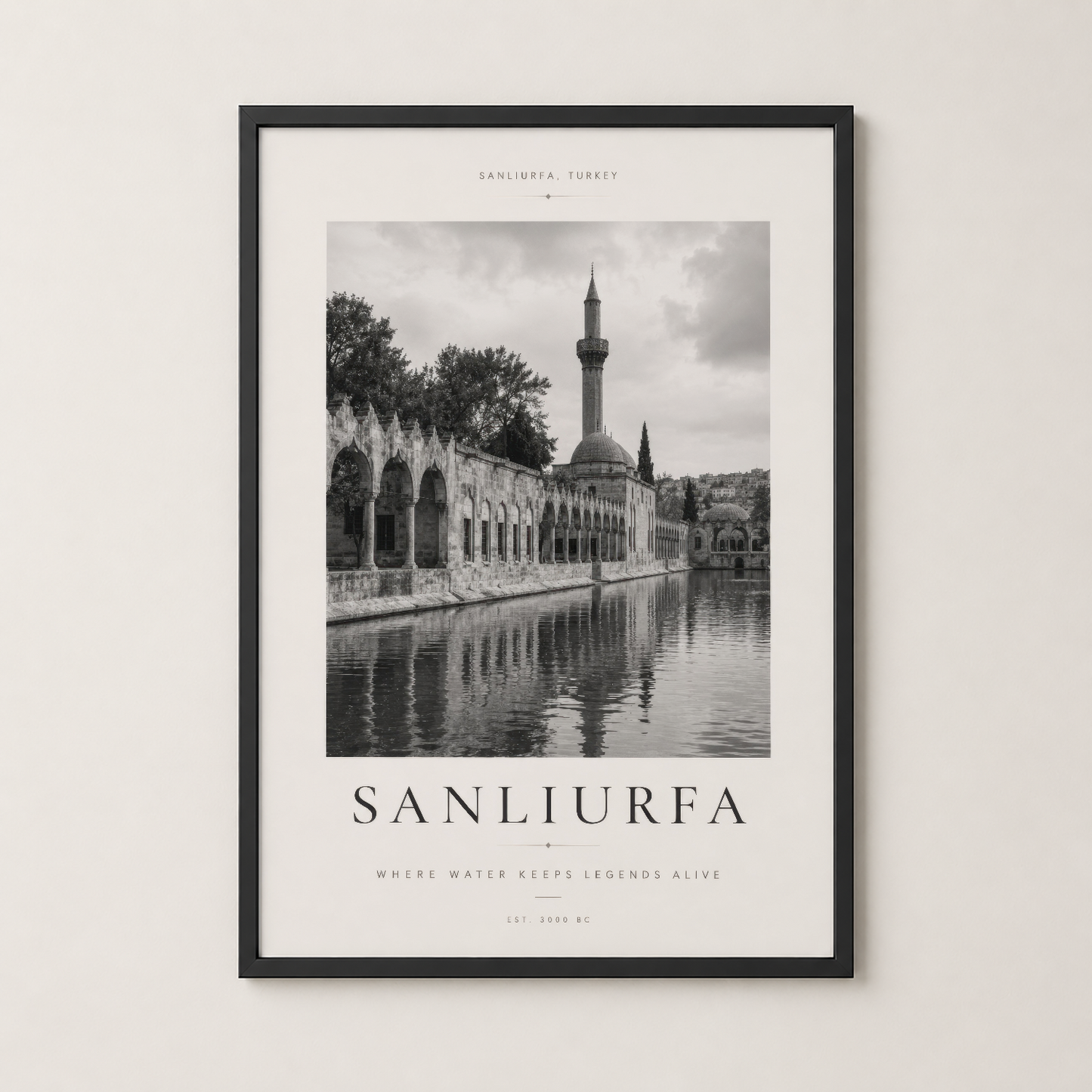 Şanlıurfa Camii sanat posterinin siyah çerçeveli versiyonu, klasik dekorasyon tarzıyla modern duvar dekorasyonu için ideal.