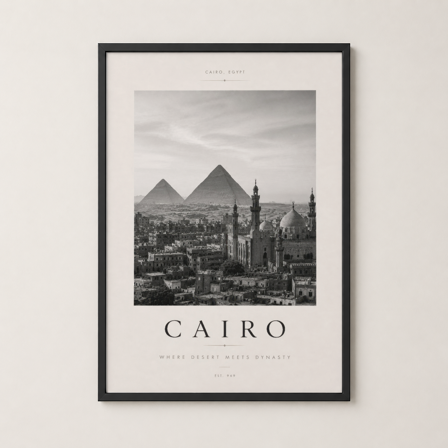 Kahire şehrini gösteren atmosferik siyah beyaz poster, siyah metal çerçeve içinde sergileniyor.
