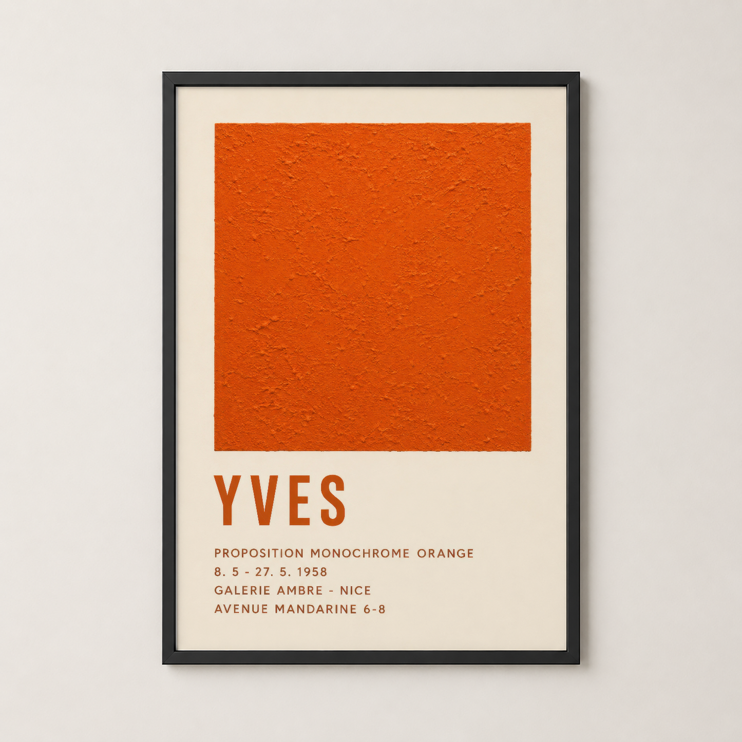 Yves Klein imzası turuncu monokrom tablosu, siyah çerçeve içinde minimalist galeri afişi formatında.