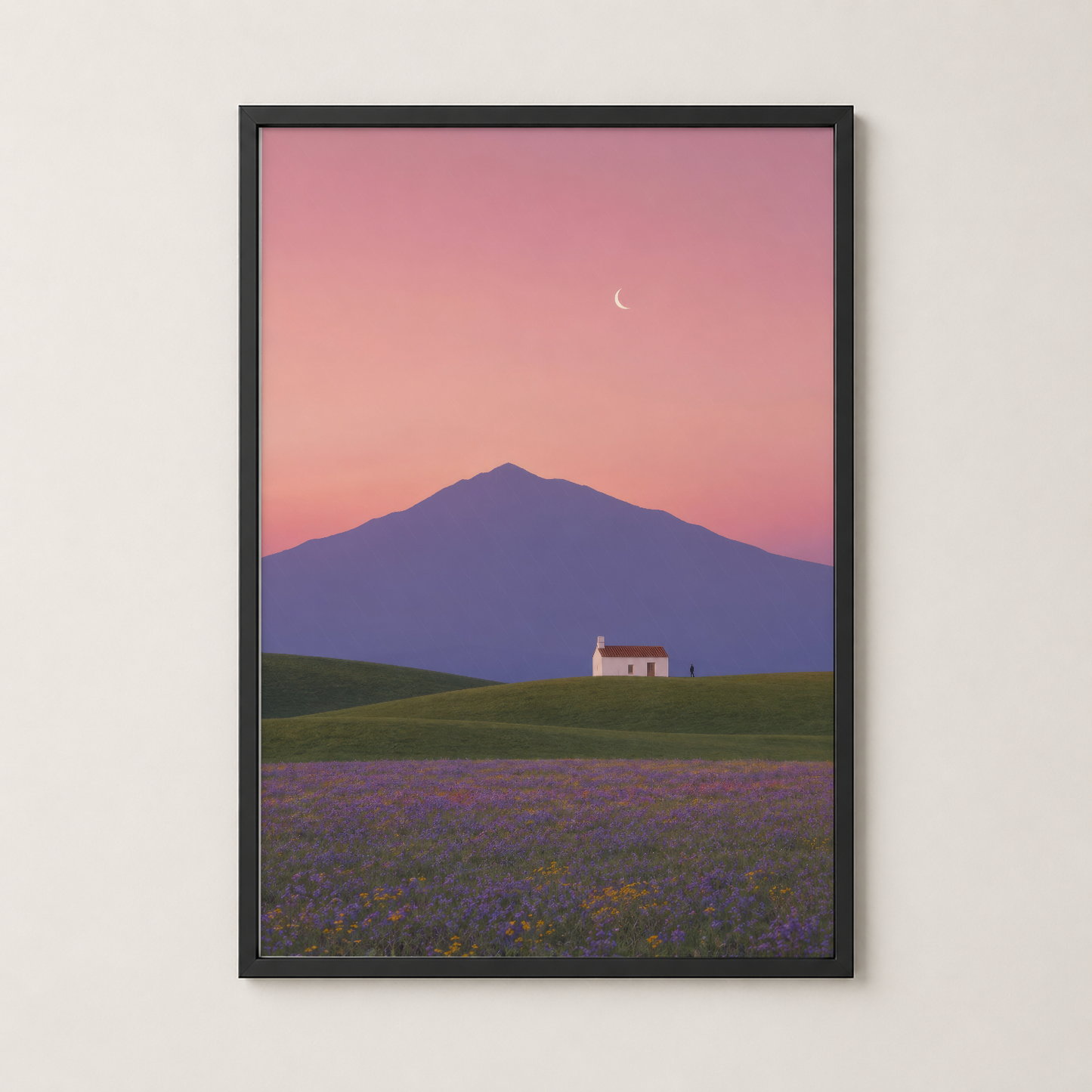 Siyah çerçeveli duvar tablosu, pastoral manzarası ve pastel pembe-mor tonlarıyla odayı sadelikle süsler