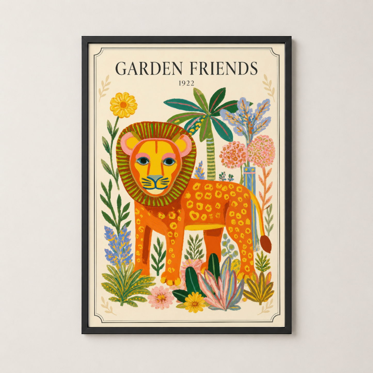 Garden Friends tablosu siyah çerçeveli, modern oturma odasında duvar dekoru olarak sergilenen hayvan illüstrasyonu.