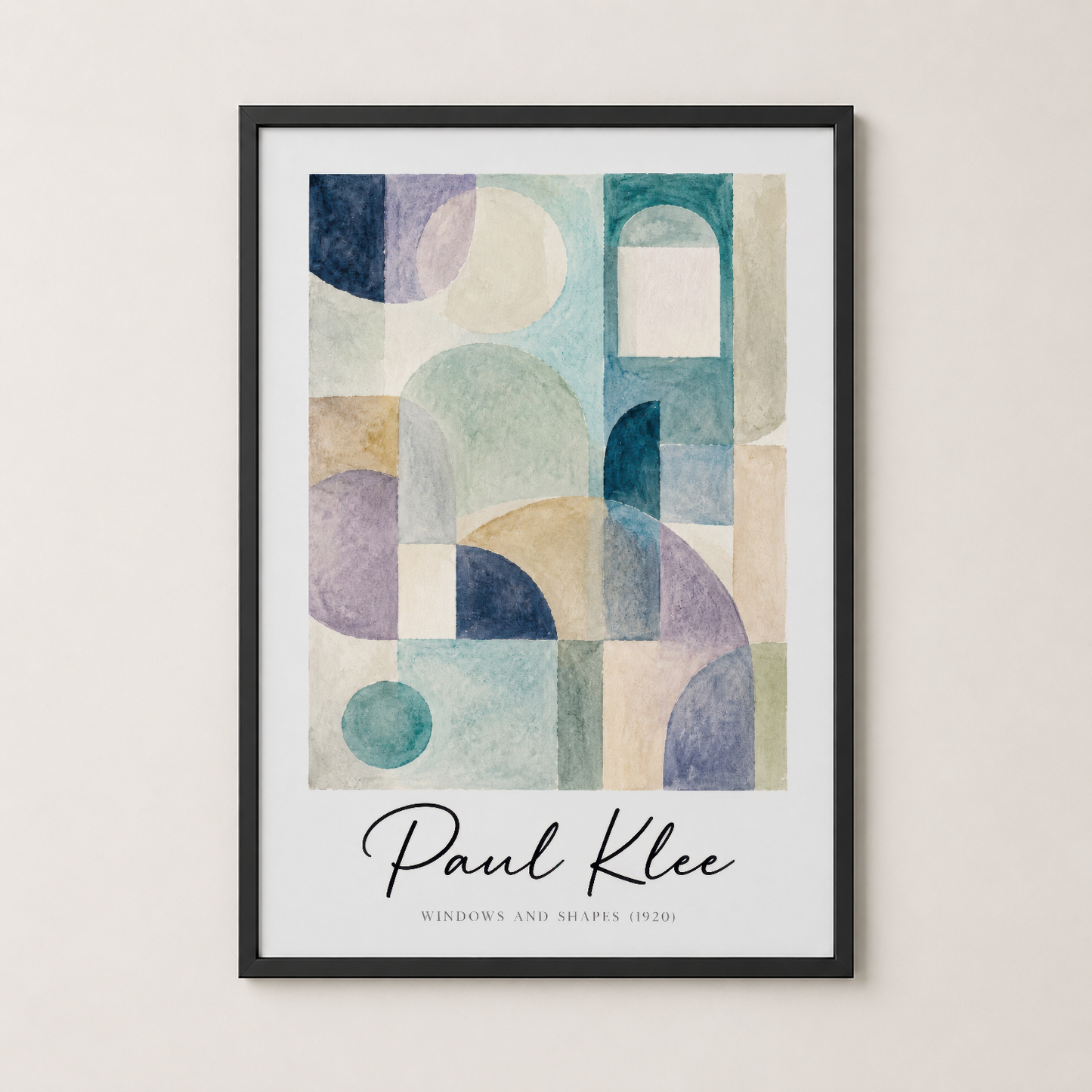 Siyah çerçeveli duvar tablosu, Paul Klee'nin arşivsel sanat poster baskısını modern bir iç mekan tasarımında sergiliyor.