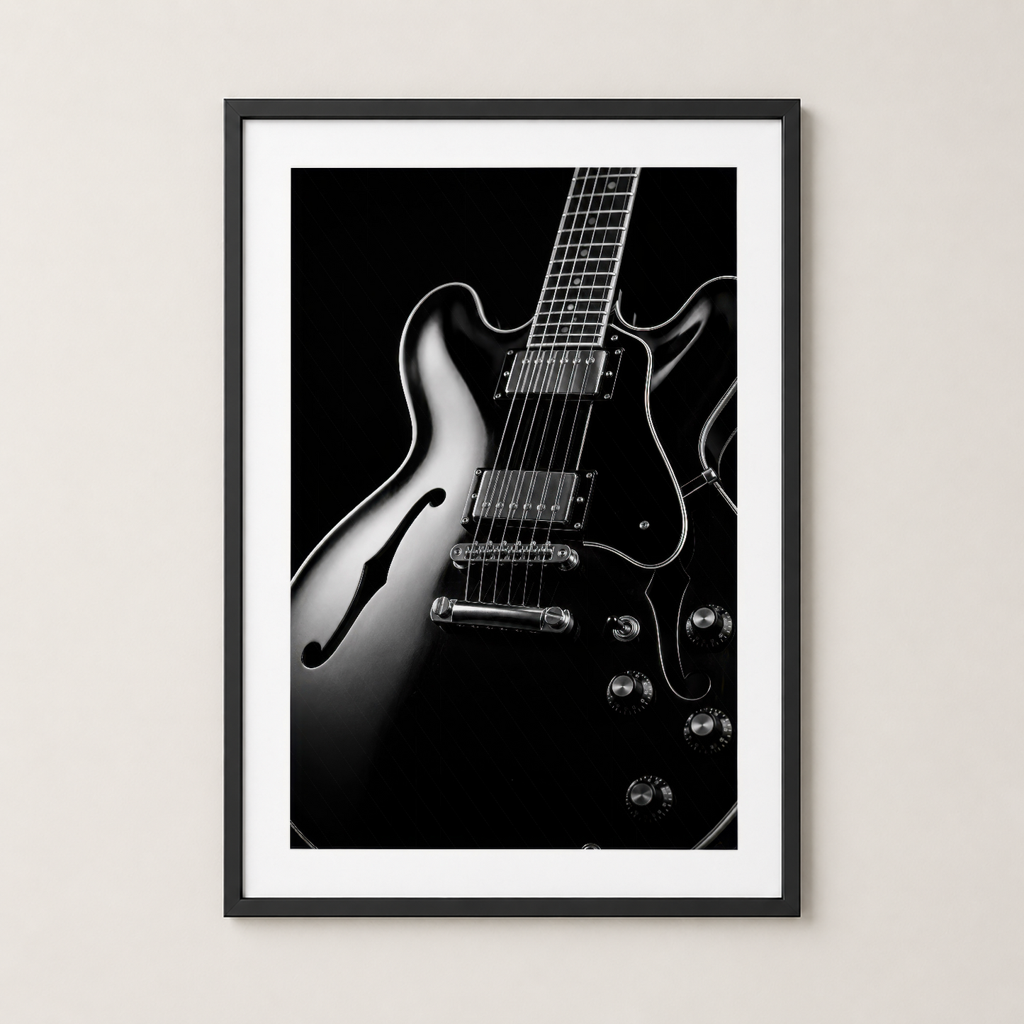 Elektro gitar detay tablosu, siyah çerçeve ve beyaz paspas ile modern tarzda duvar dekoru.